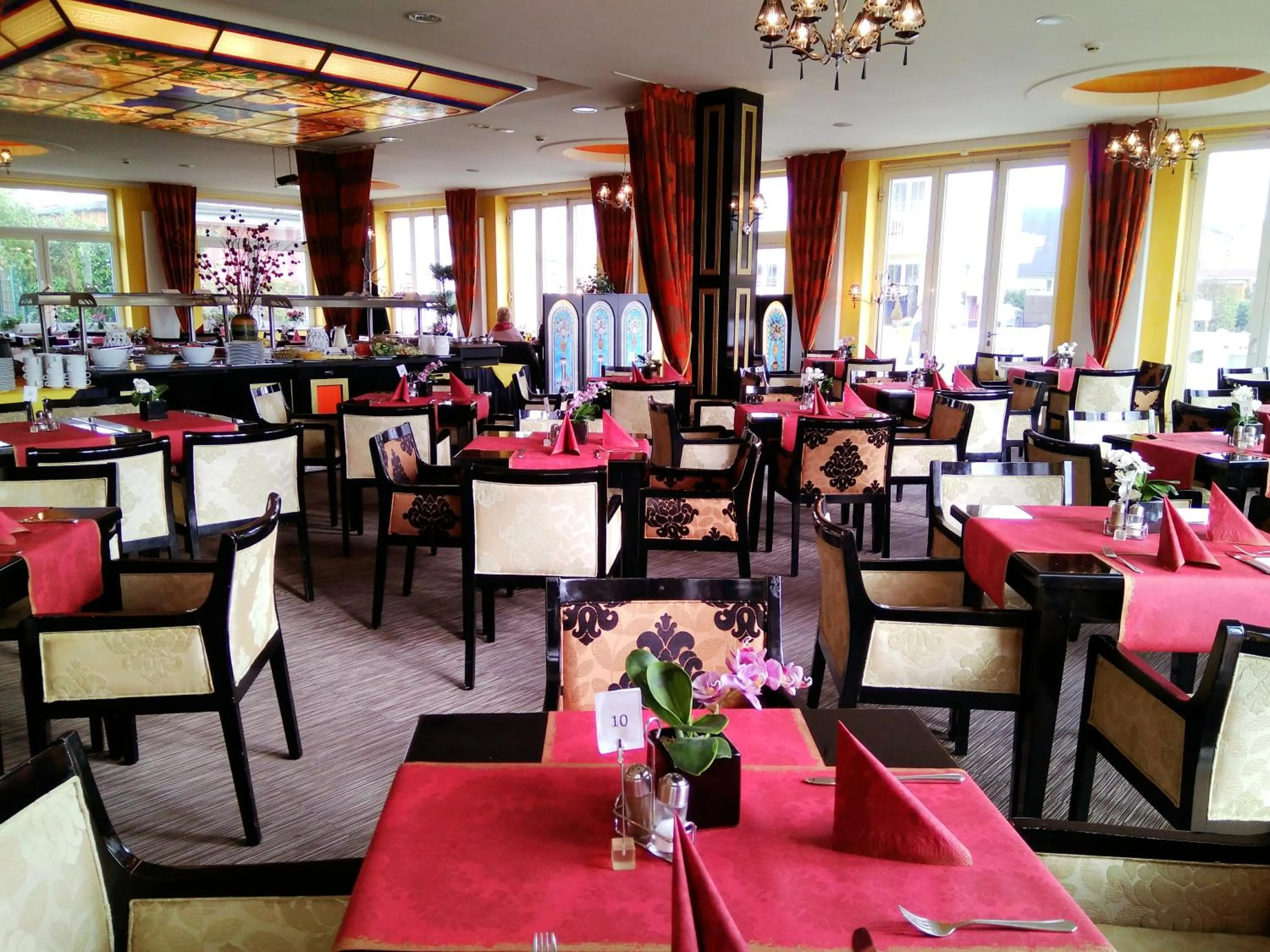 Restaurant/places to eat in Alexa Hotel