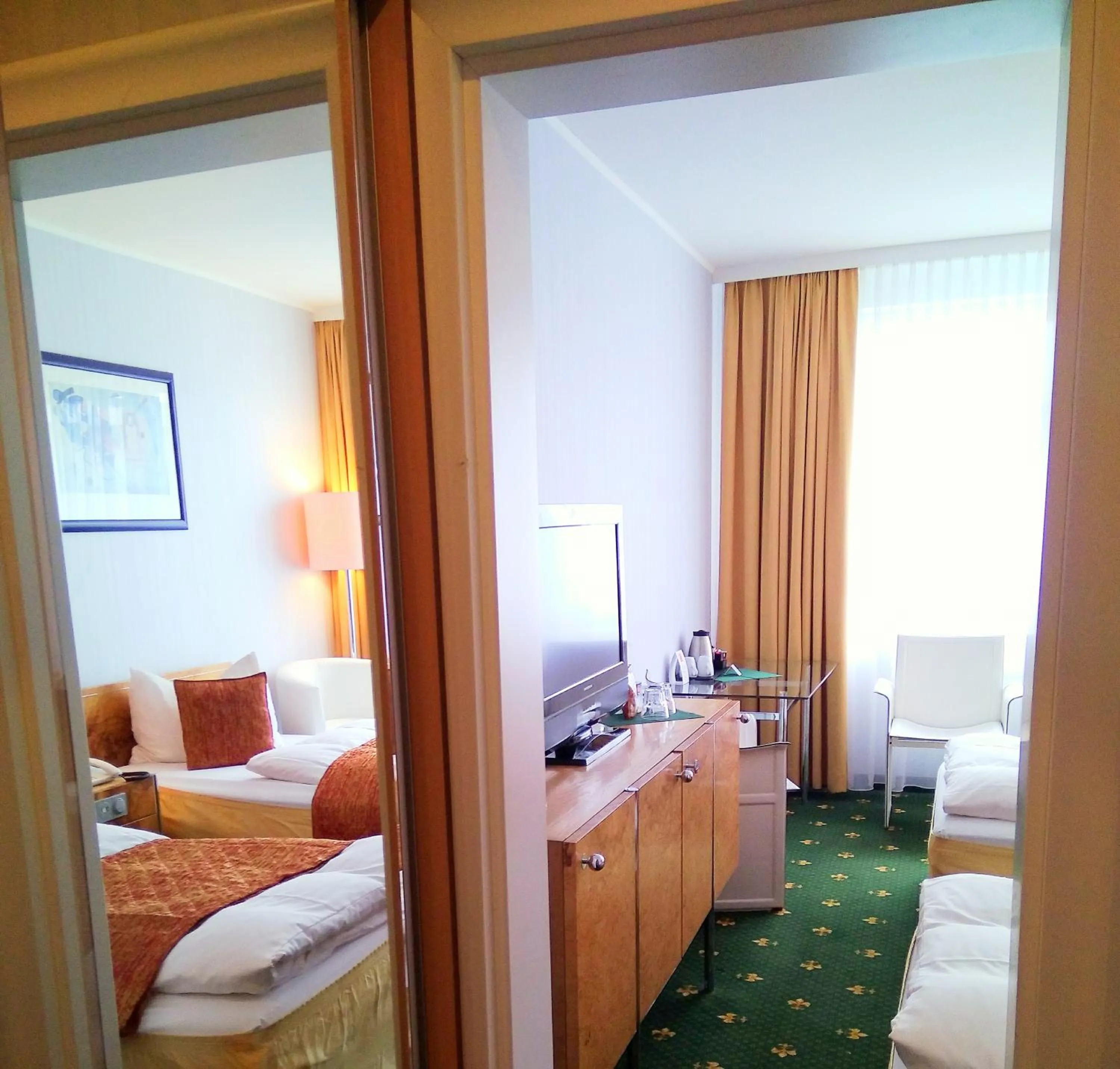 Photo of the whole room, Bed in Alexa Hotel