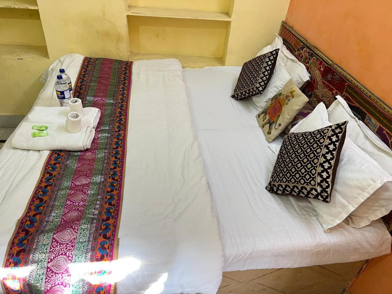 Bed in Hotel Neem Haveli