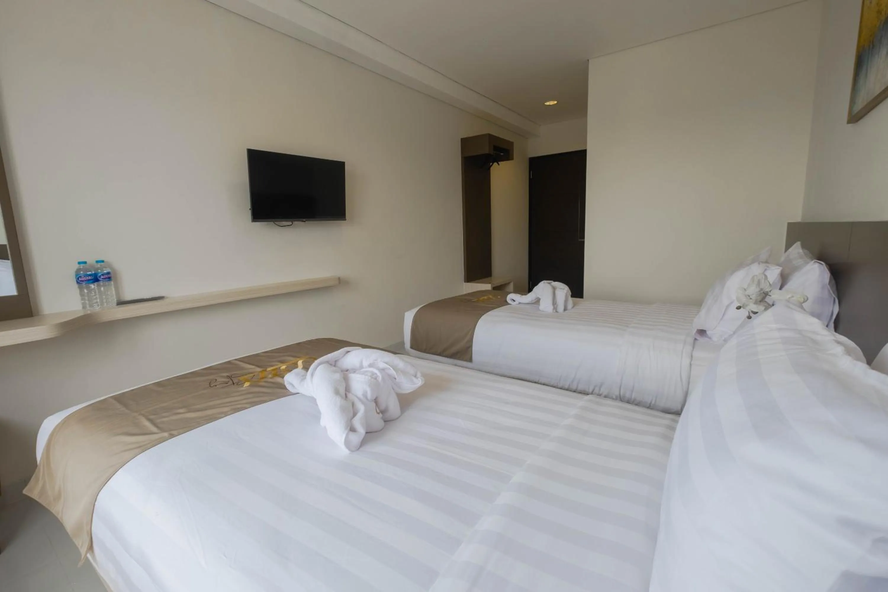 Bed in Cozzy Stay Hotel Semarang by Sinergi