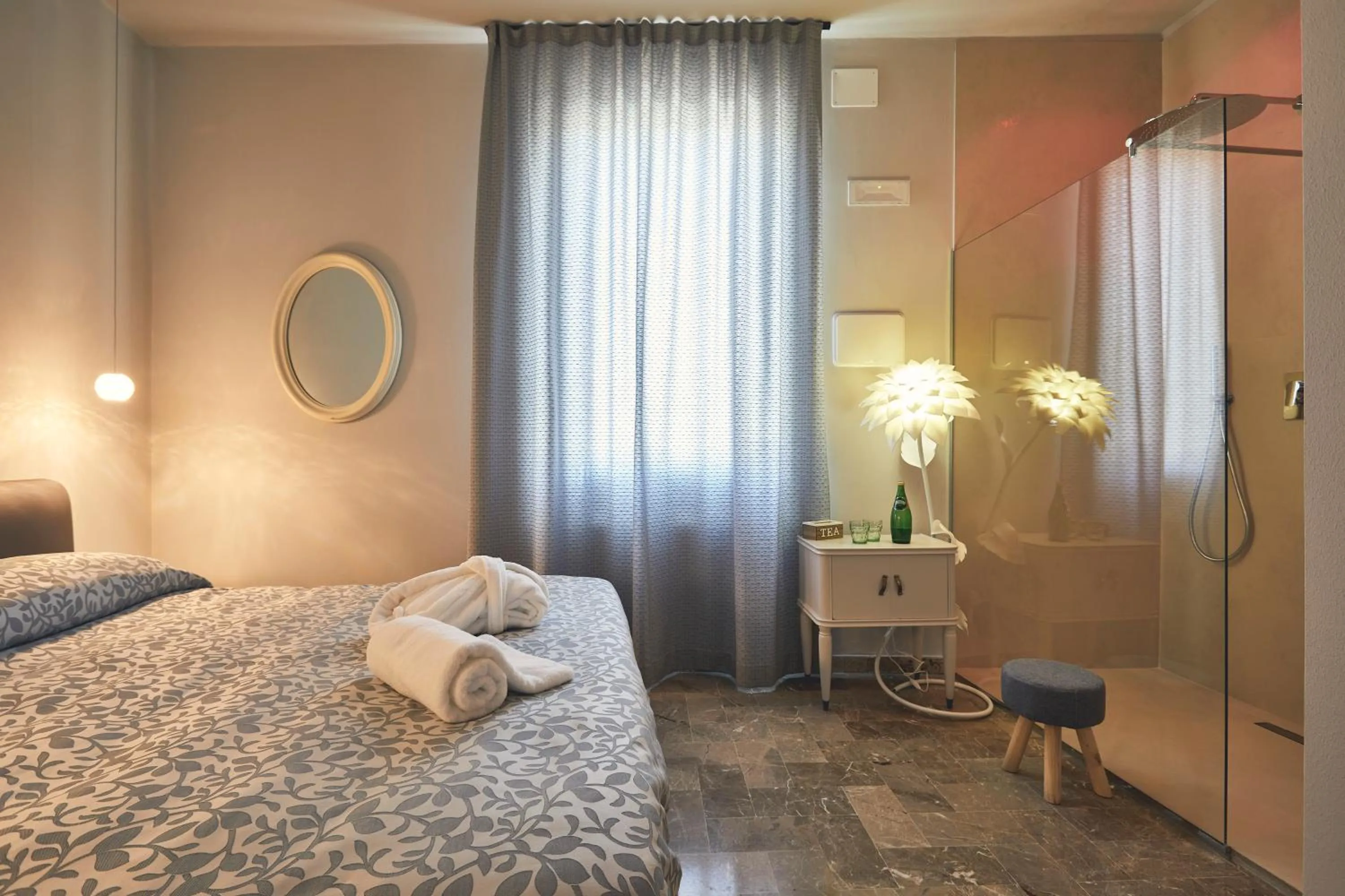 Shower, Bed in Le Stagioni Luxury Suite