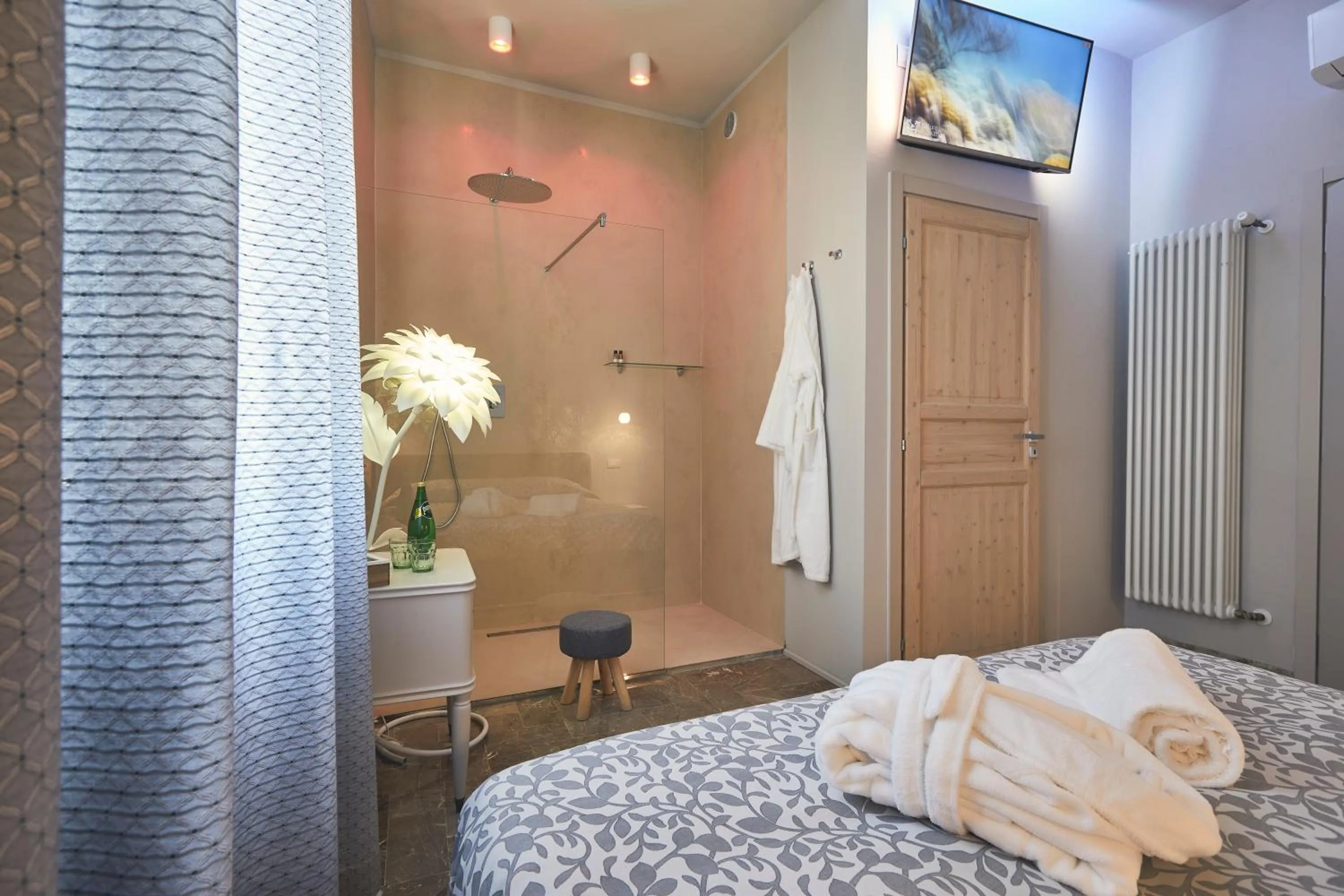 Shower, Bed in Le Stagioni Luxury Suite