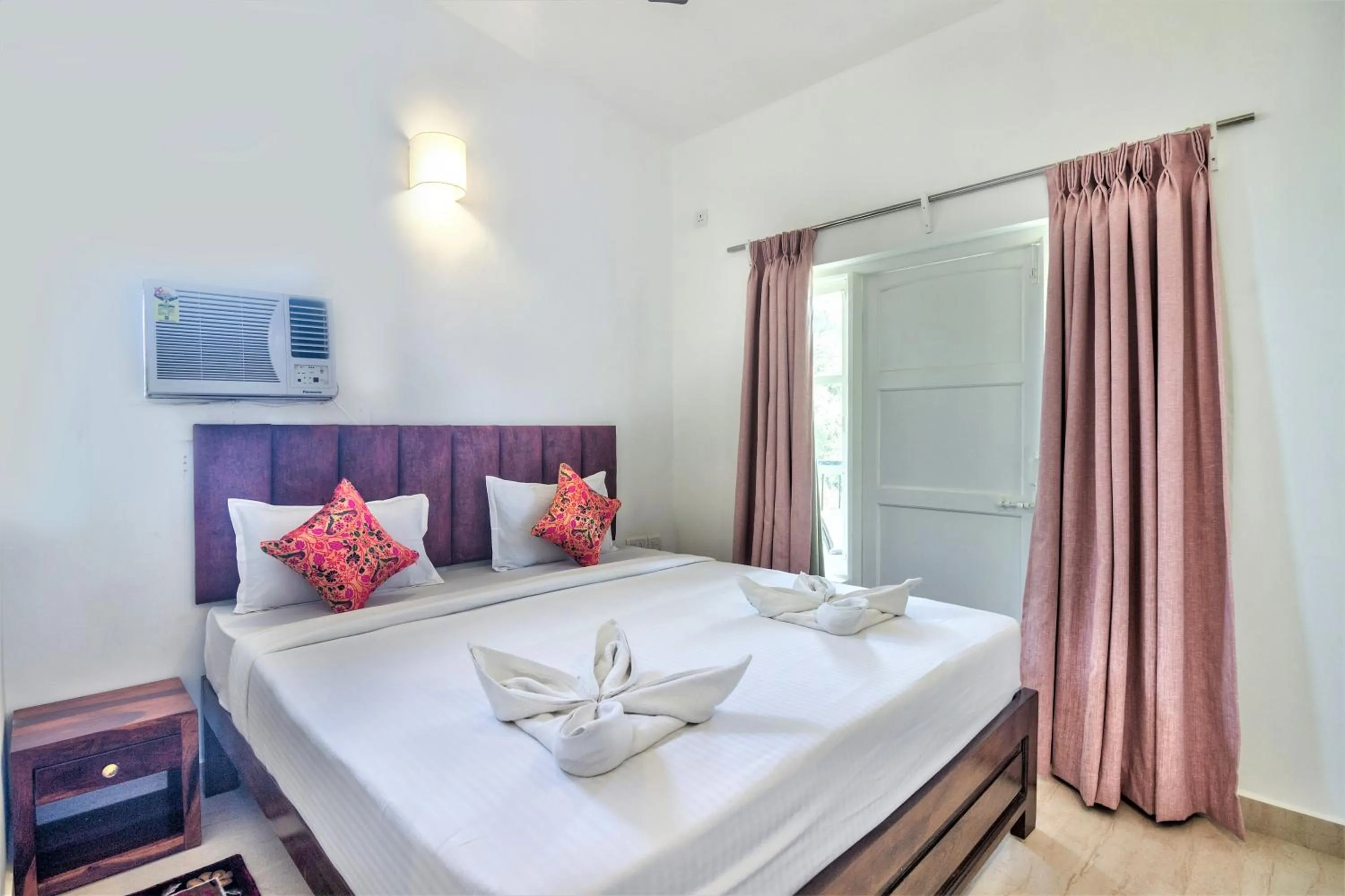 Bedroom, Bed in Santa Monica Resort - Calangute