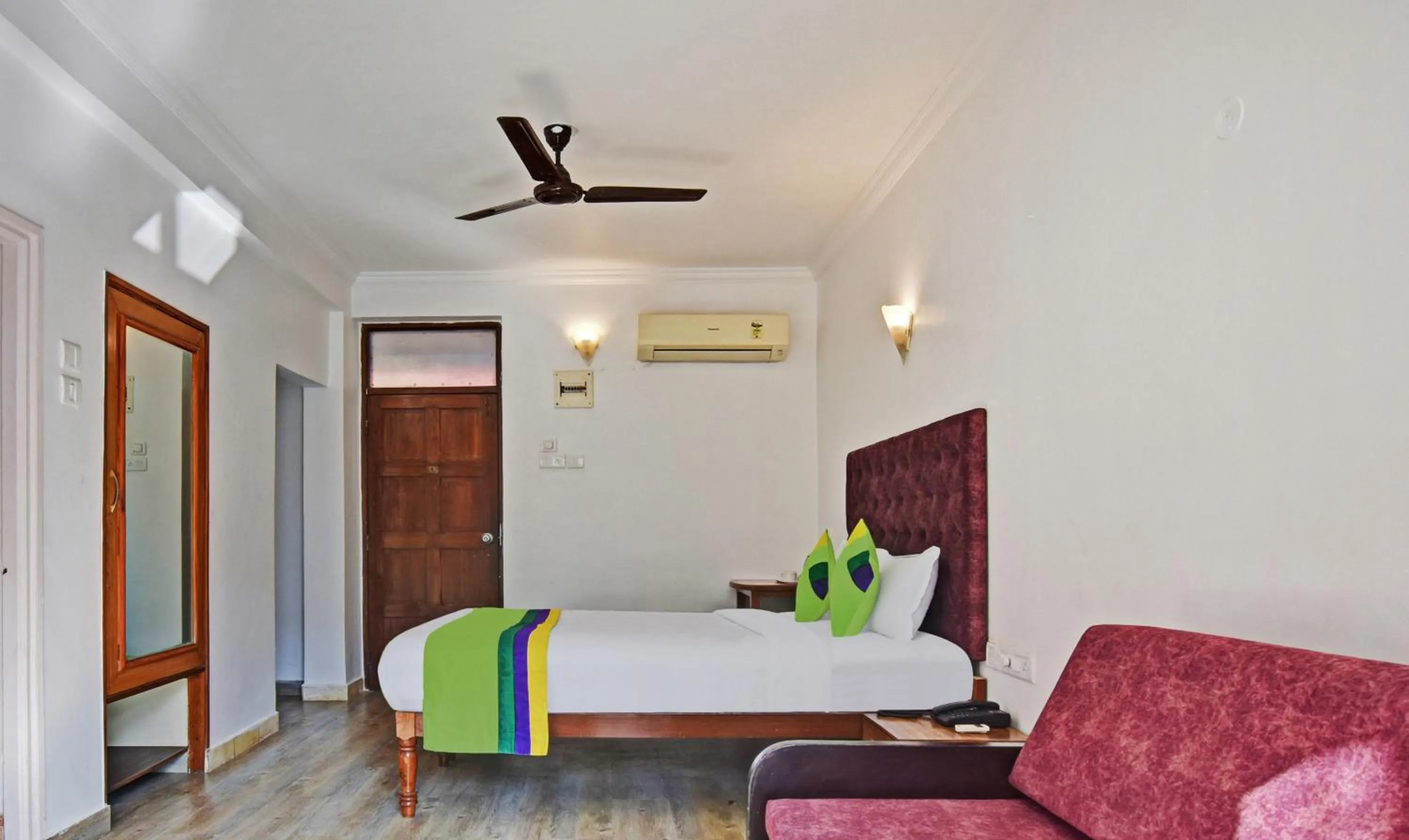 Photo of the whole room, Bed in Santa Monica Resort - Calangute