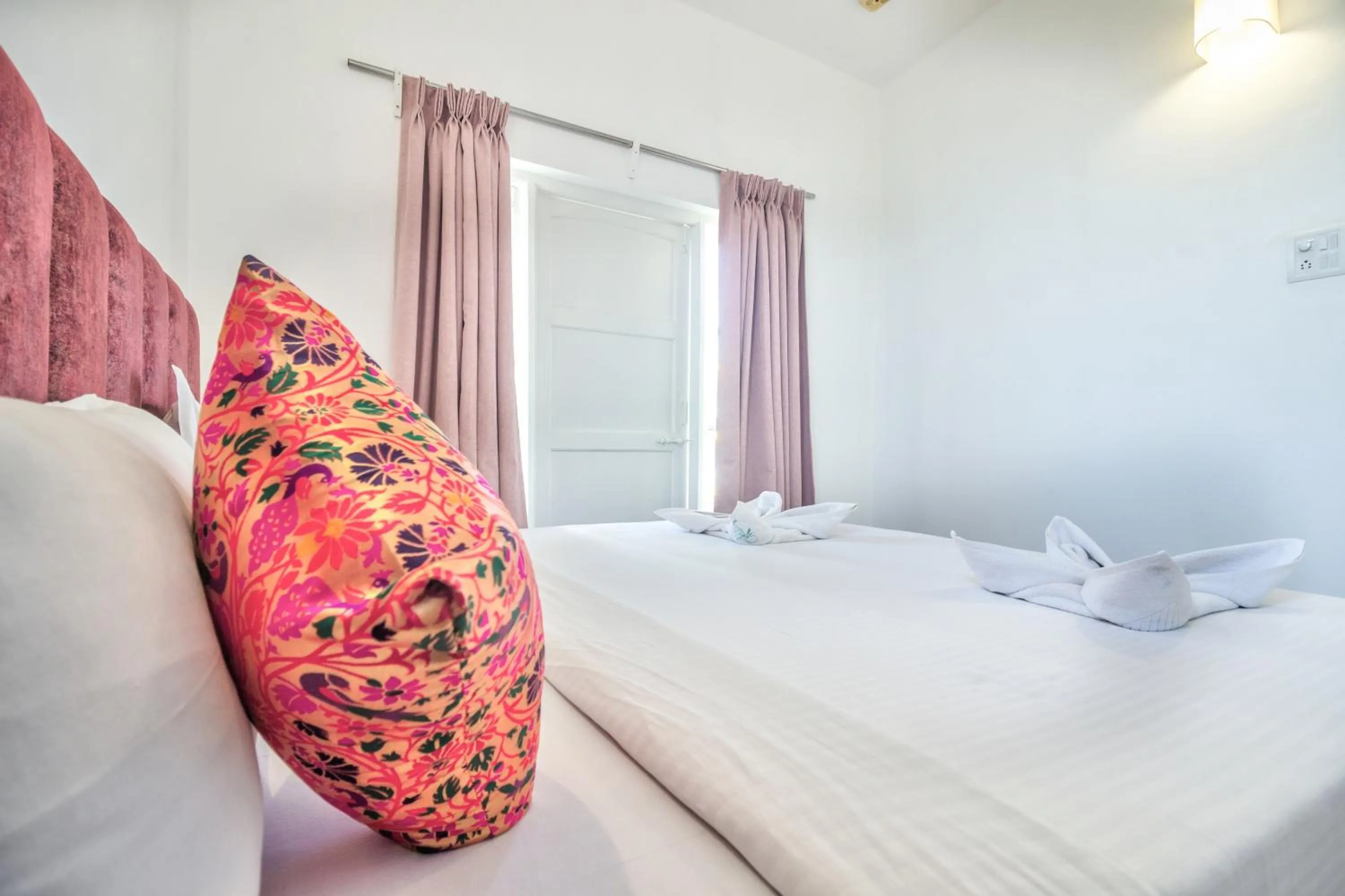 Bedroom, Bed in Santa Monica Resort - Calangute