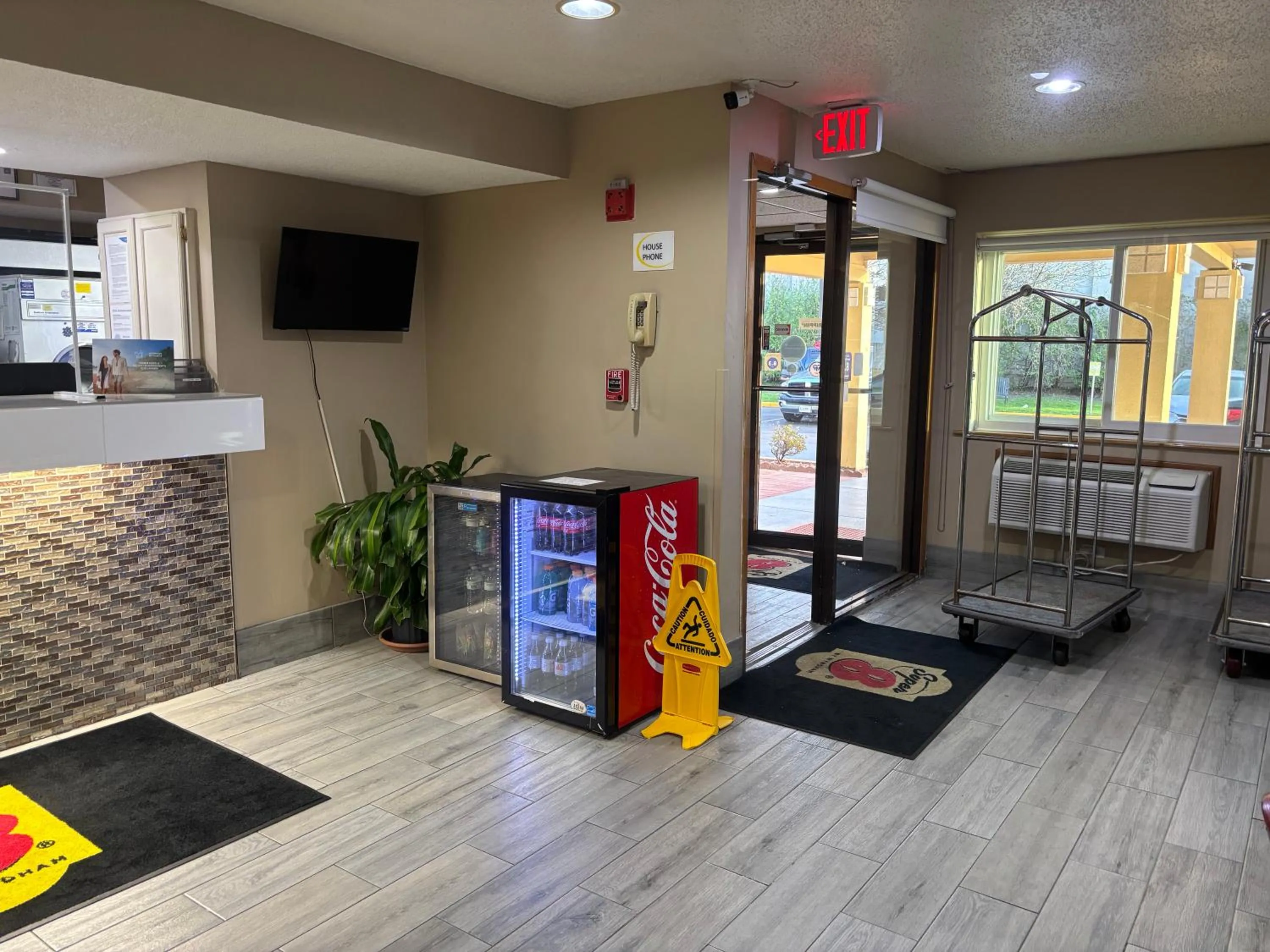 Facade/entrance in Super 8 by Wyndham Mundelein/Libertyville Area