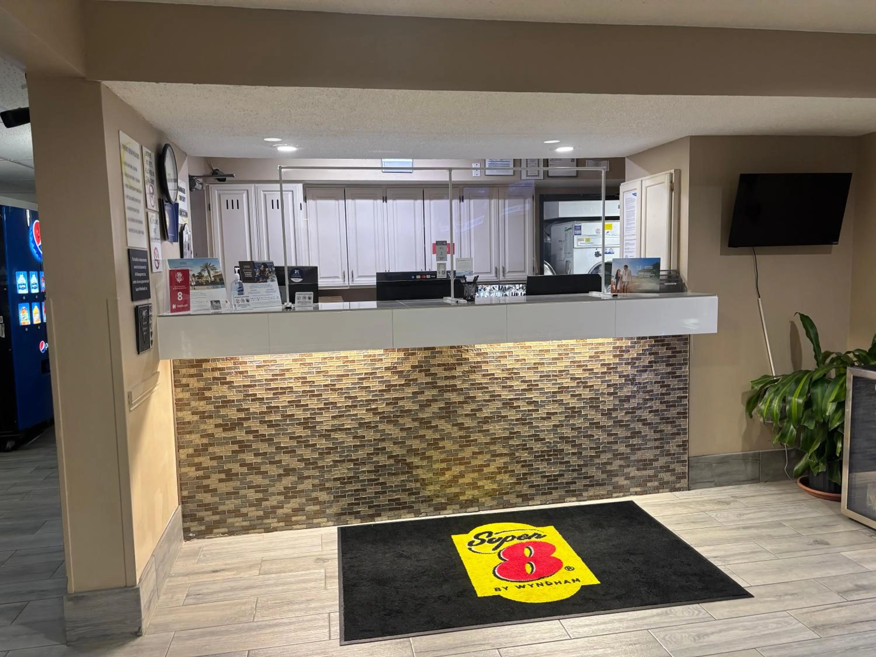 Lobby or reception in Super 8 by Wyndham Mundelein/Libertyville Area