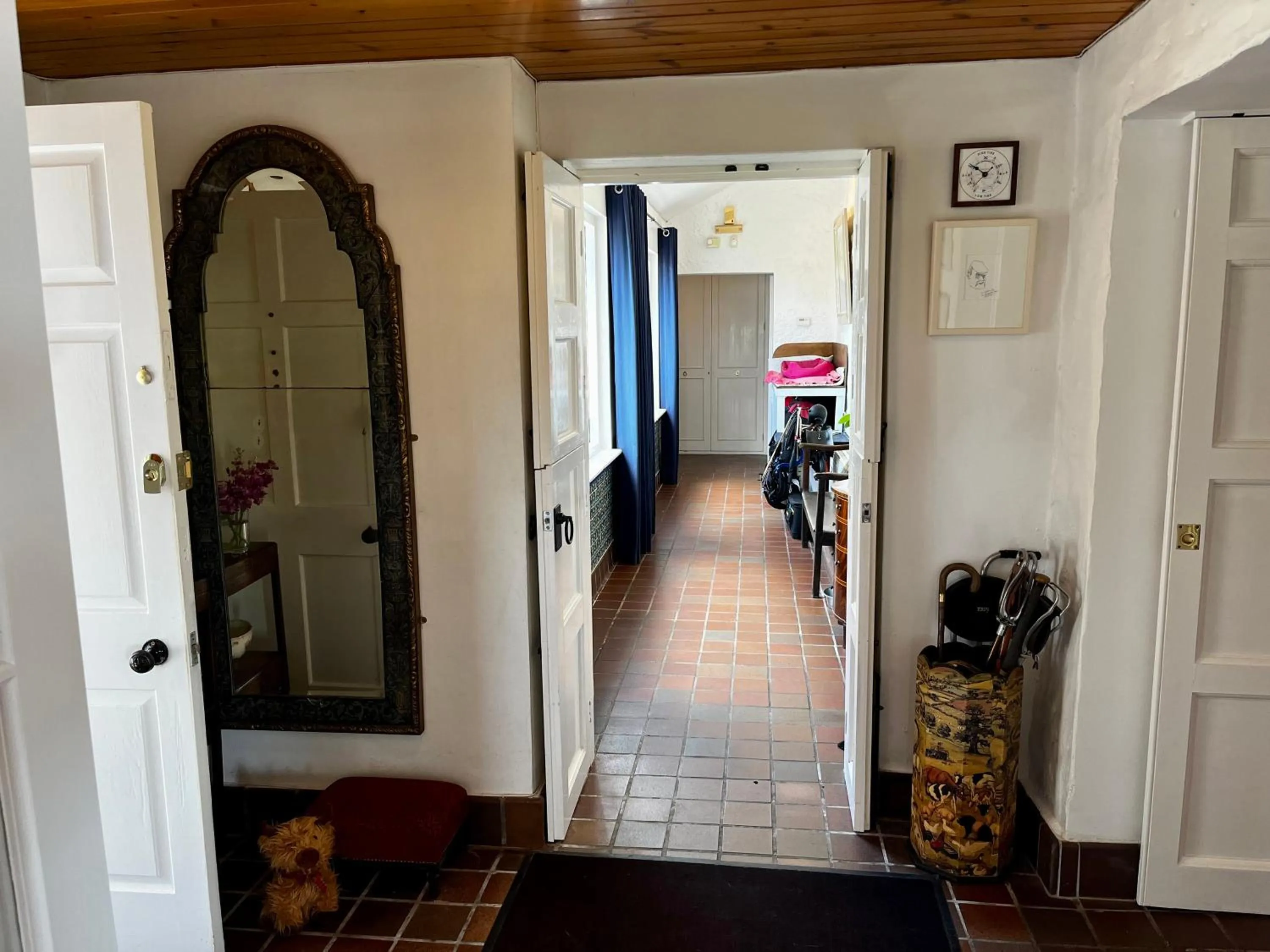 Facade/entrance in Whitehouse