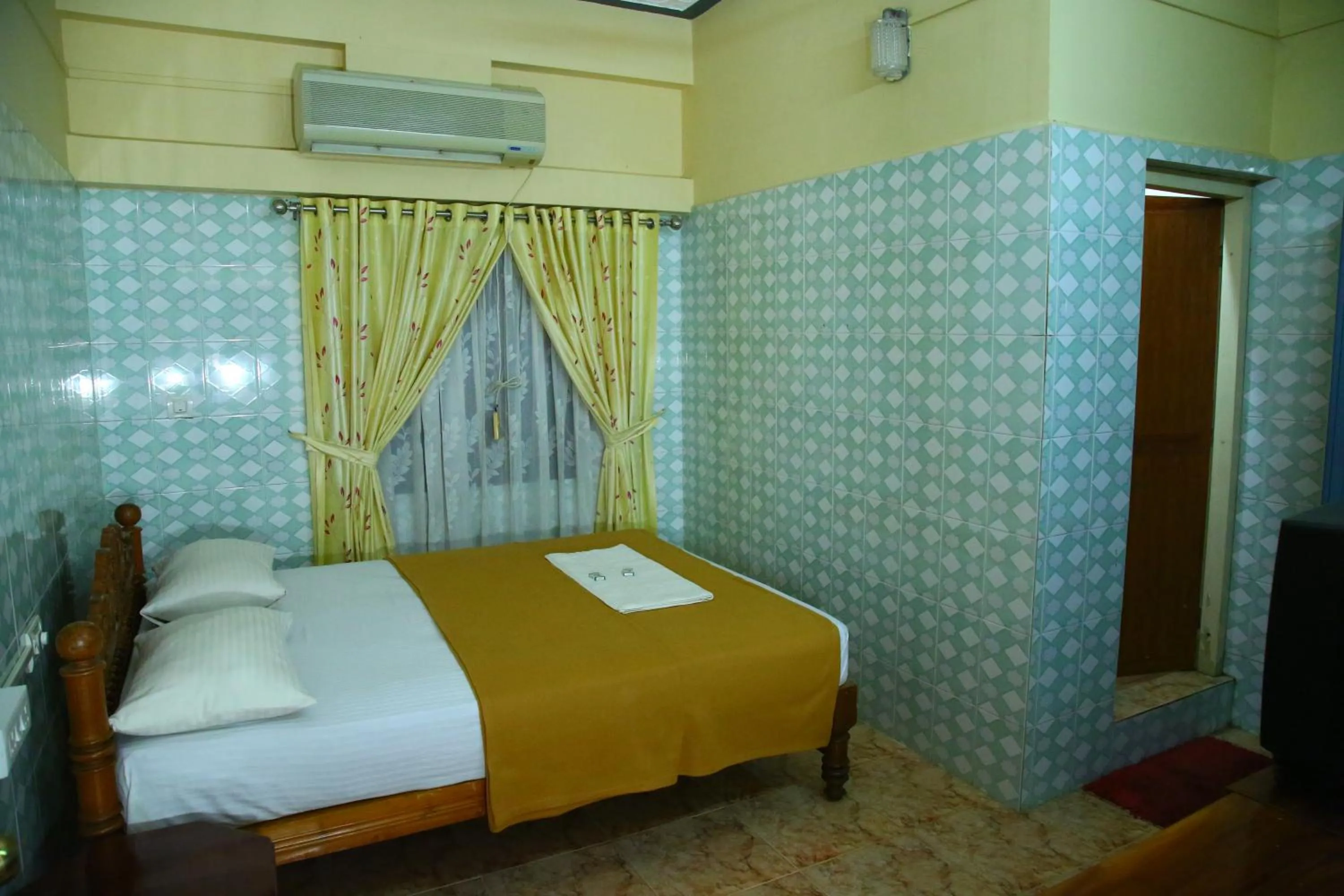 Bed in Lake Palace Family Resort Kumarakom