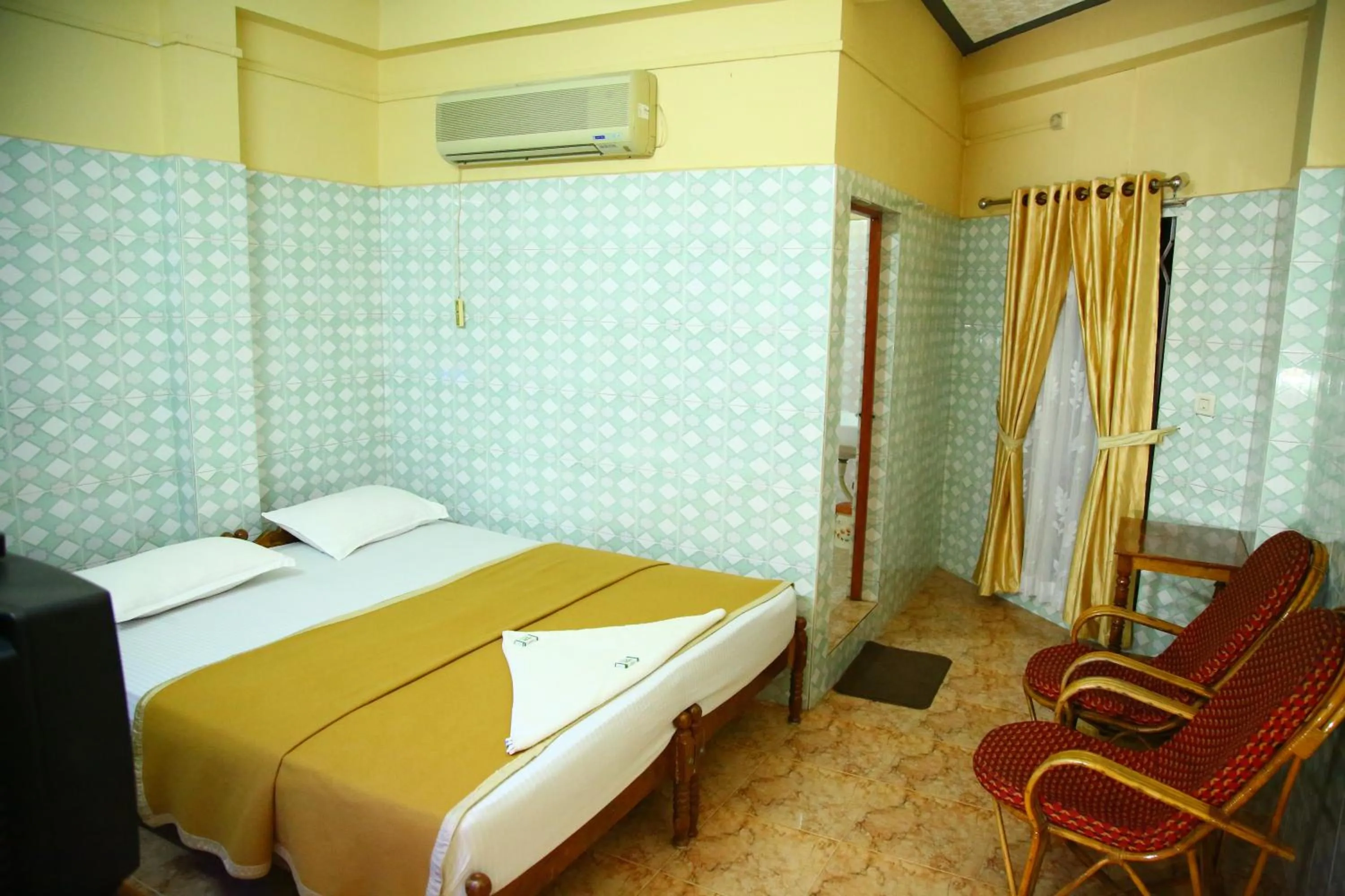 Bed in Lake Palace Family Resort Kumarakom