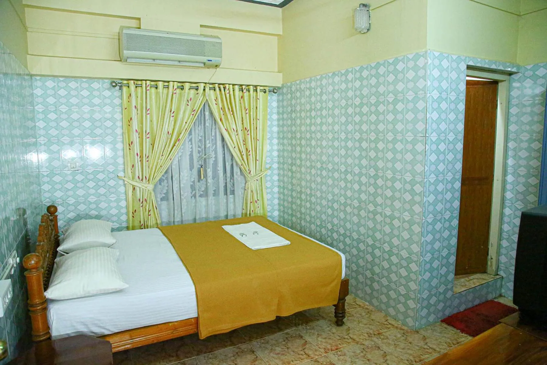 Bed in Lake Palace Family Resort Kumarakom