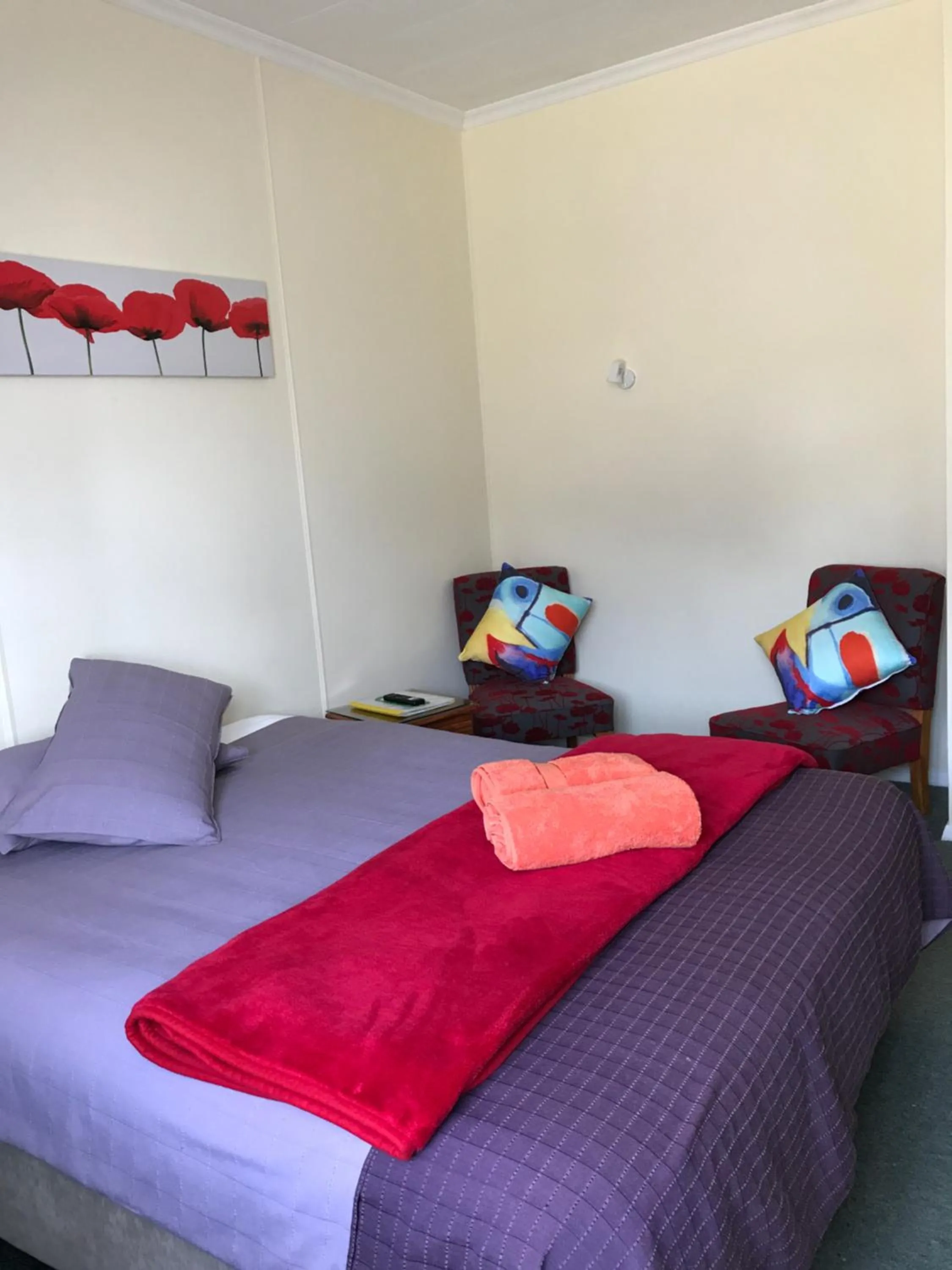 Bed in Picton House B&B and Motel