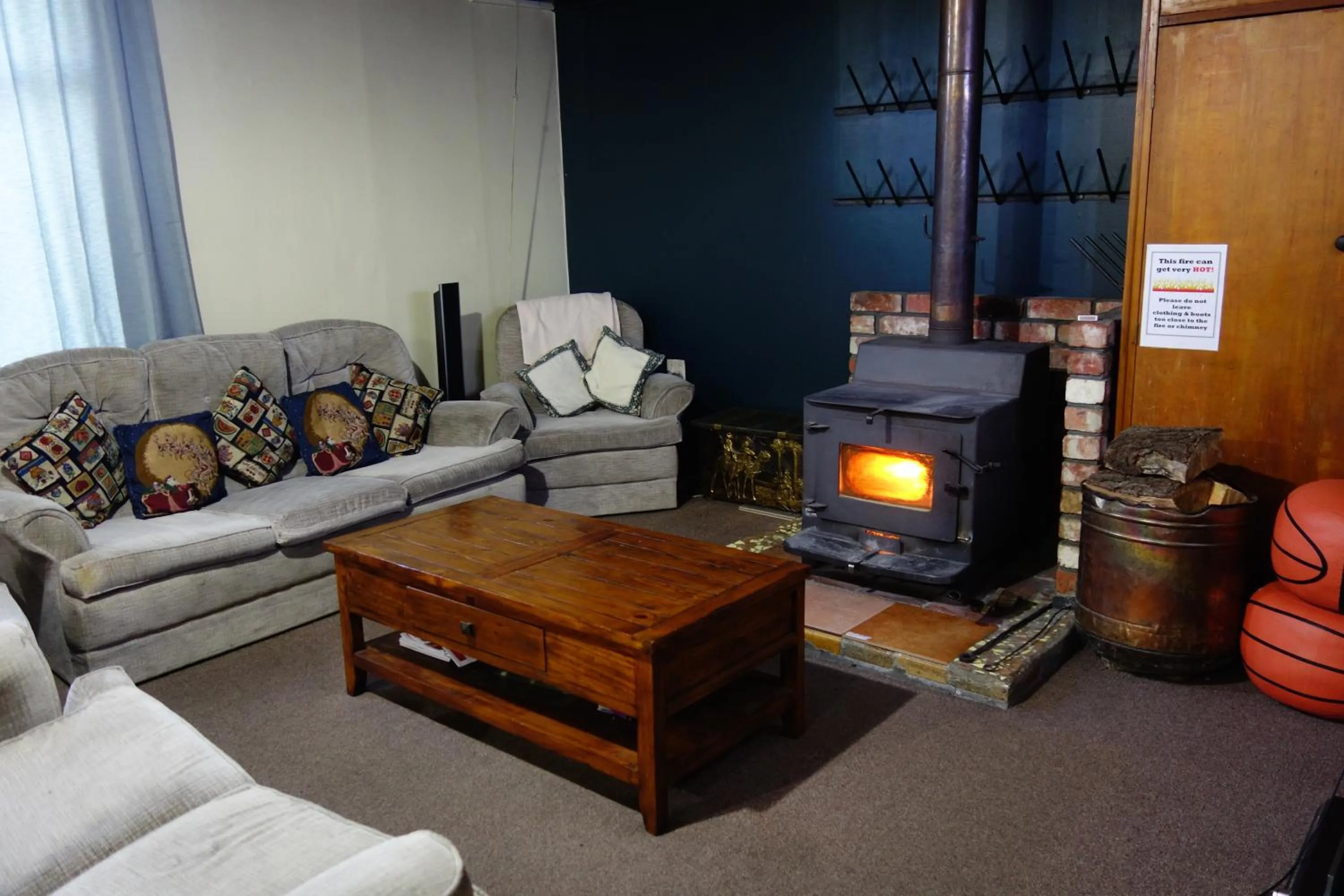 Communal lounge/ TV room in Big Tree Lodge Methven