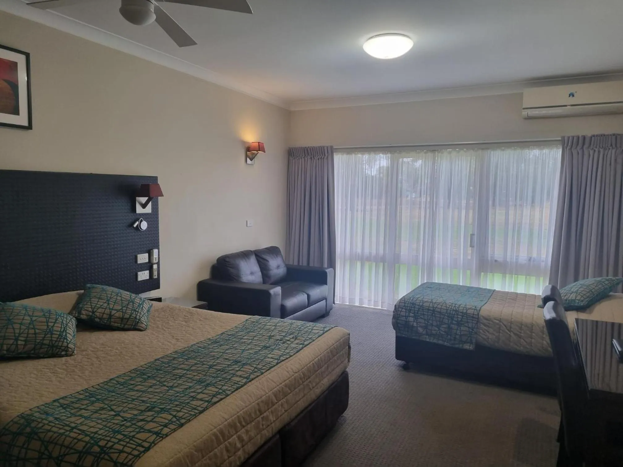 Living room, Bed in Australian Homestead Motor Lodge