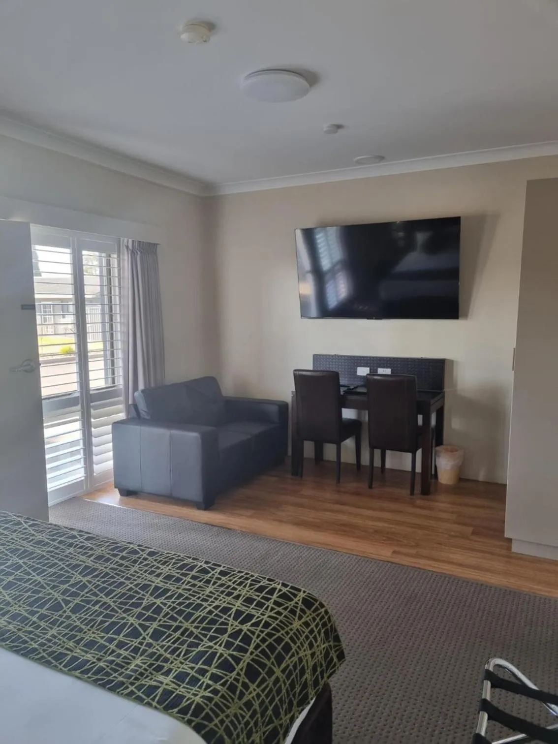 TV and multimedia, Bed in Australian Homestead Motor Lodge