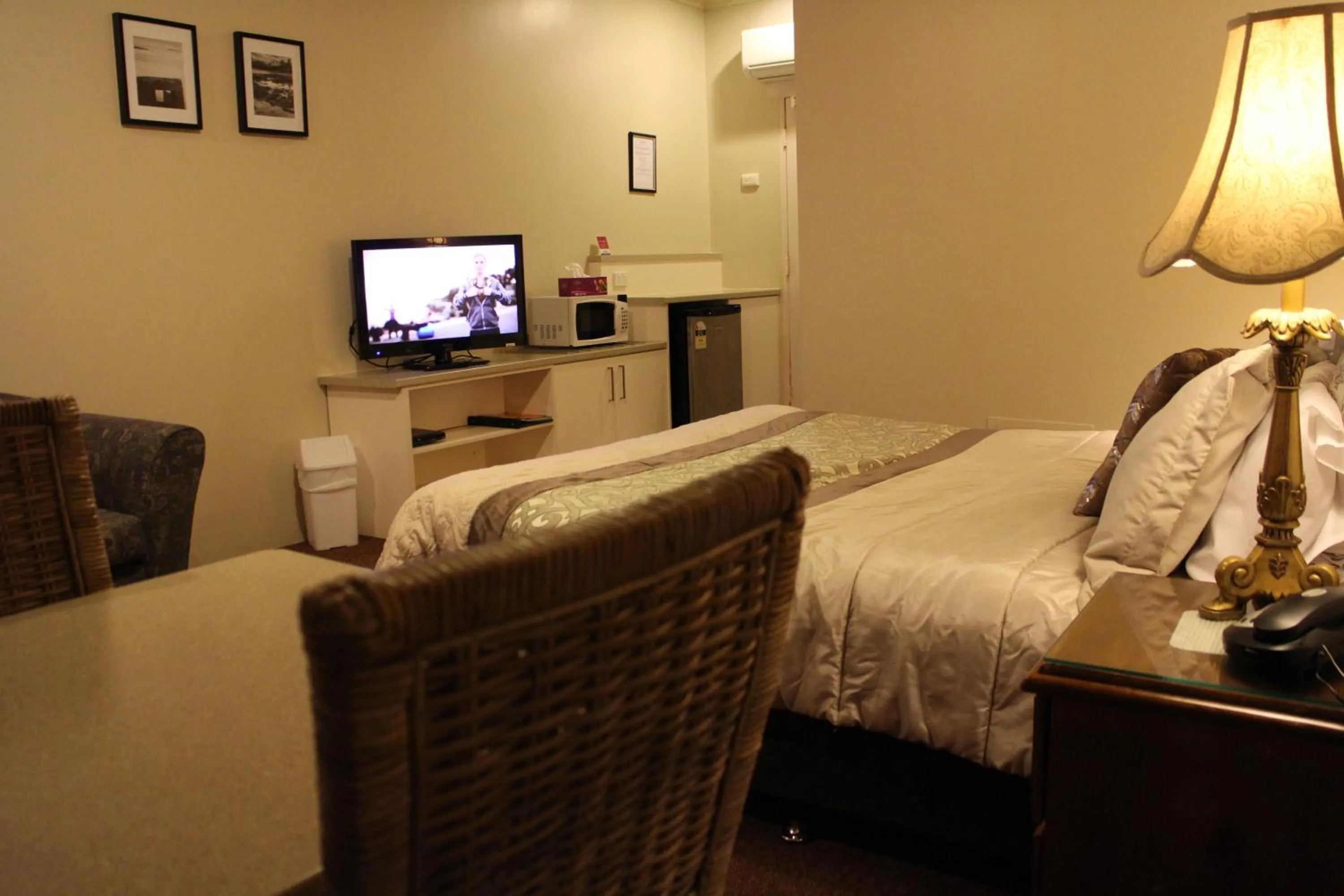 Seating area, Bed in Bayview Motel Rosebud/Rye