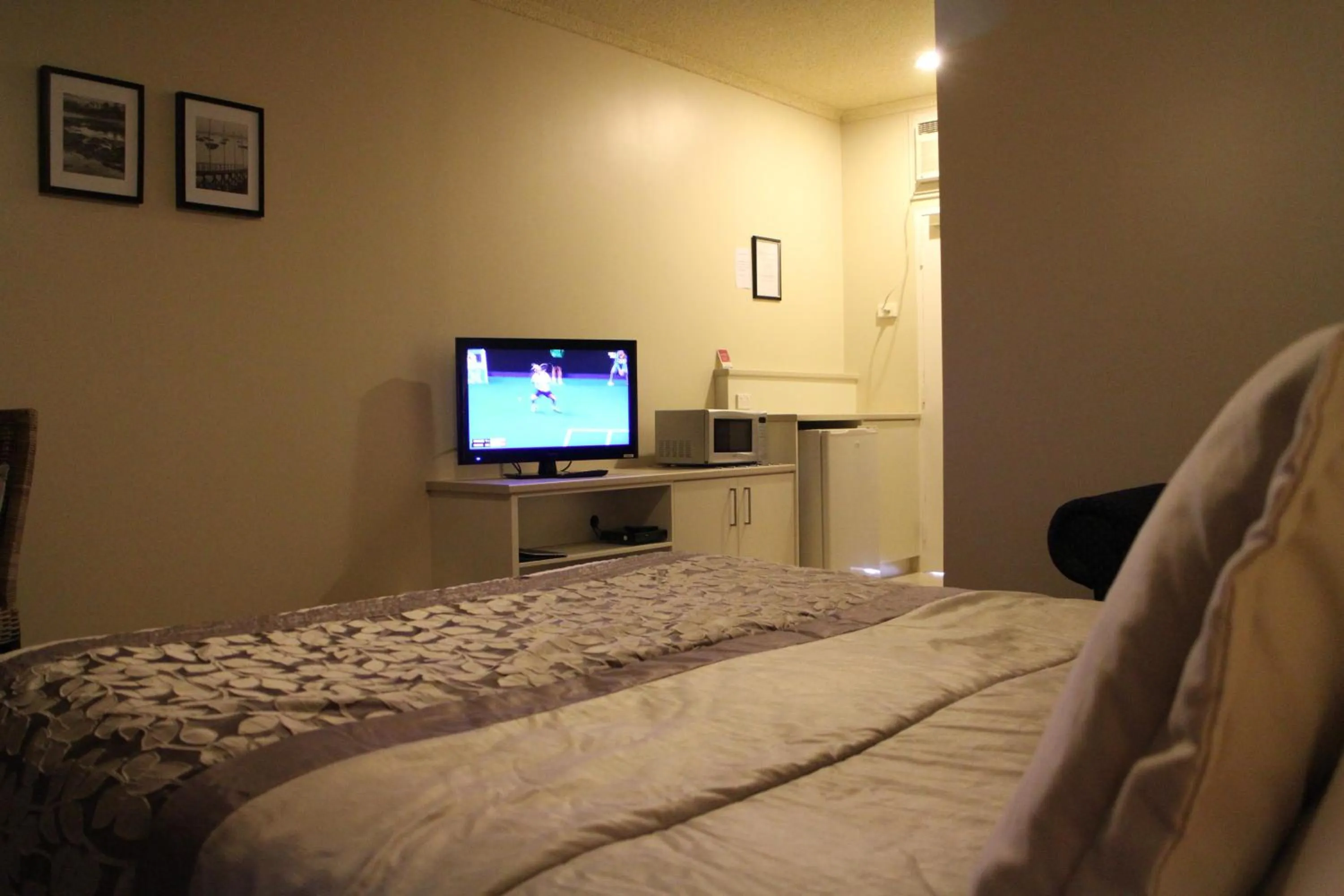 Coffee/tea facilities, Bed in Bayview Motel Rosebud/Rye