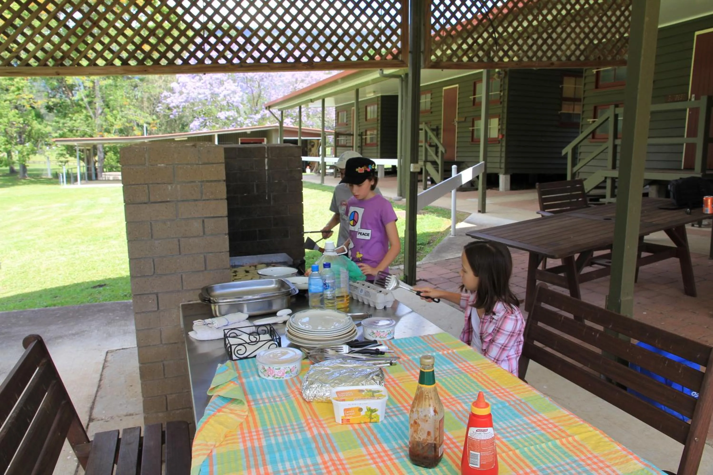 BBQ facilities in Christmas Creek Café & Cabins