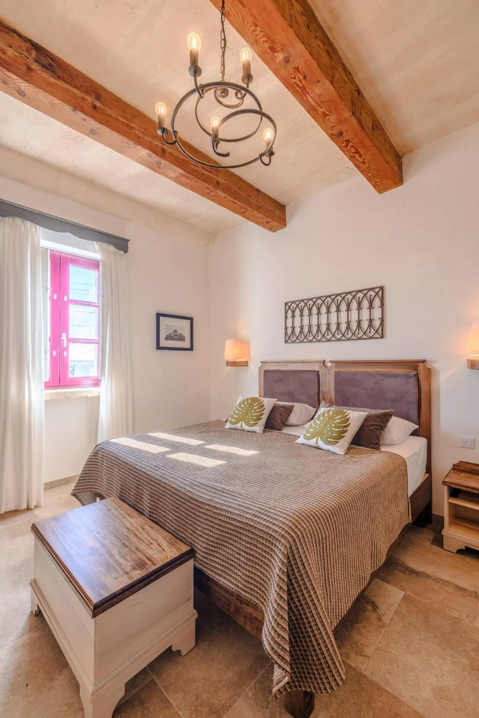 Photo of the whole room in Mulberries