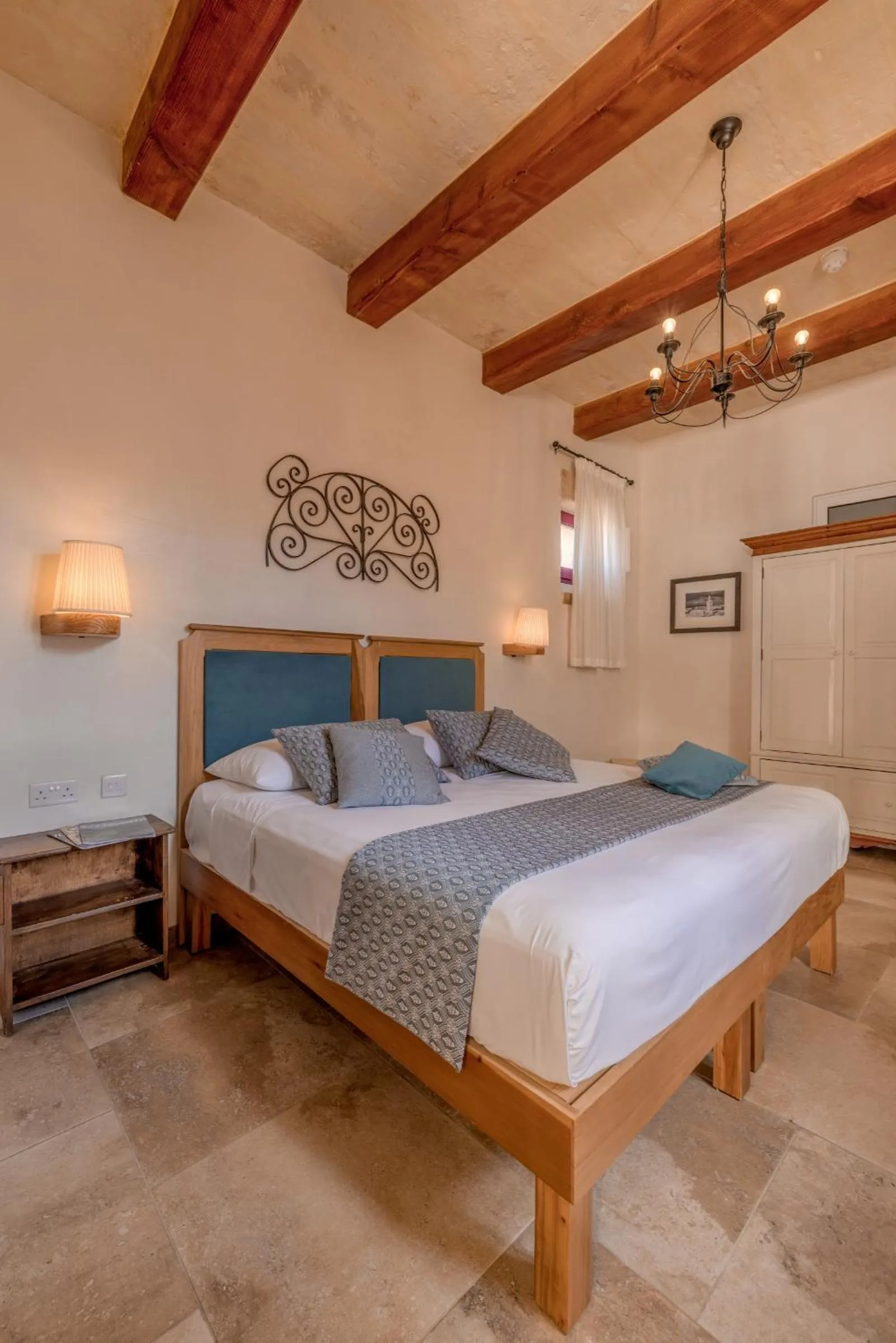 Photo of the whole room in Mulberries