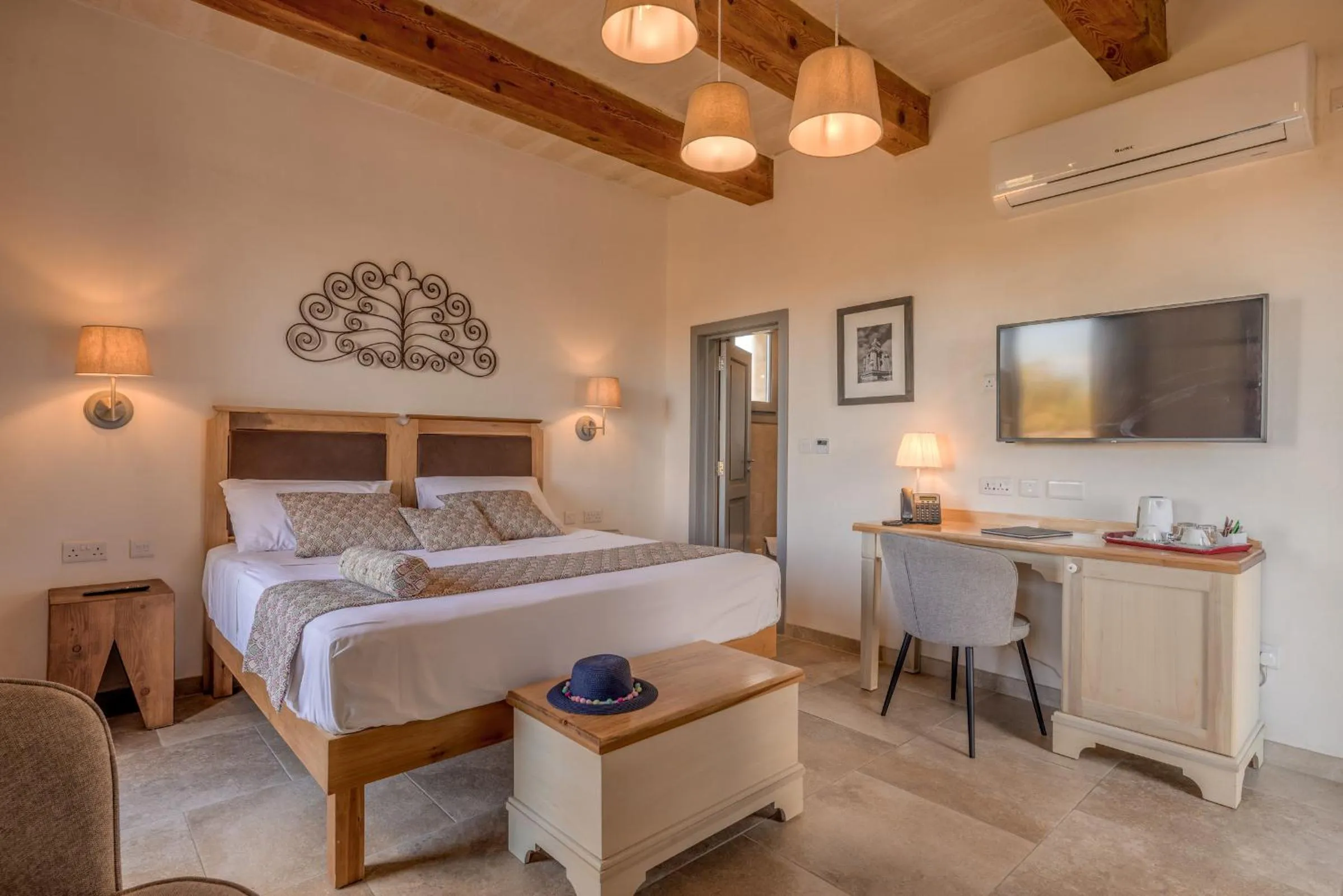 Photo of the whole room in Mulberries