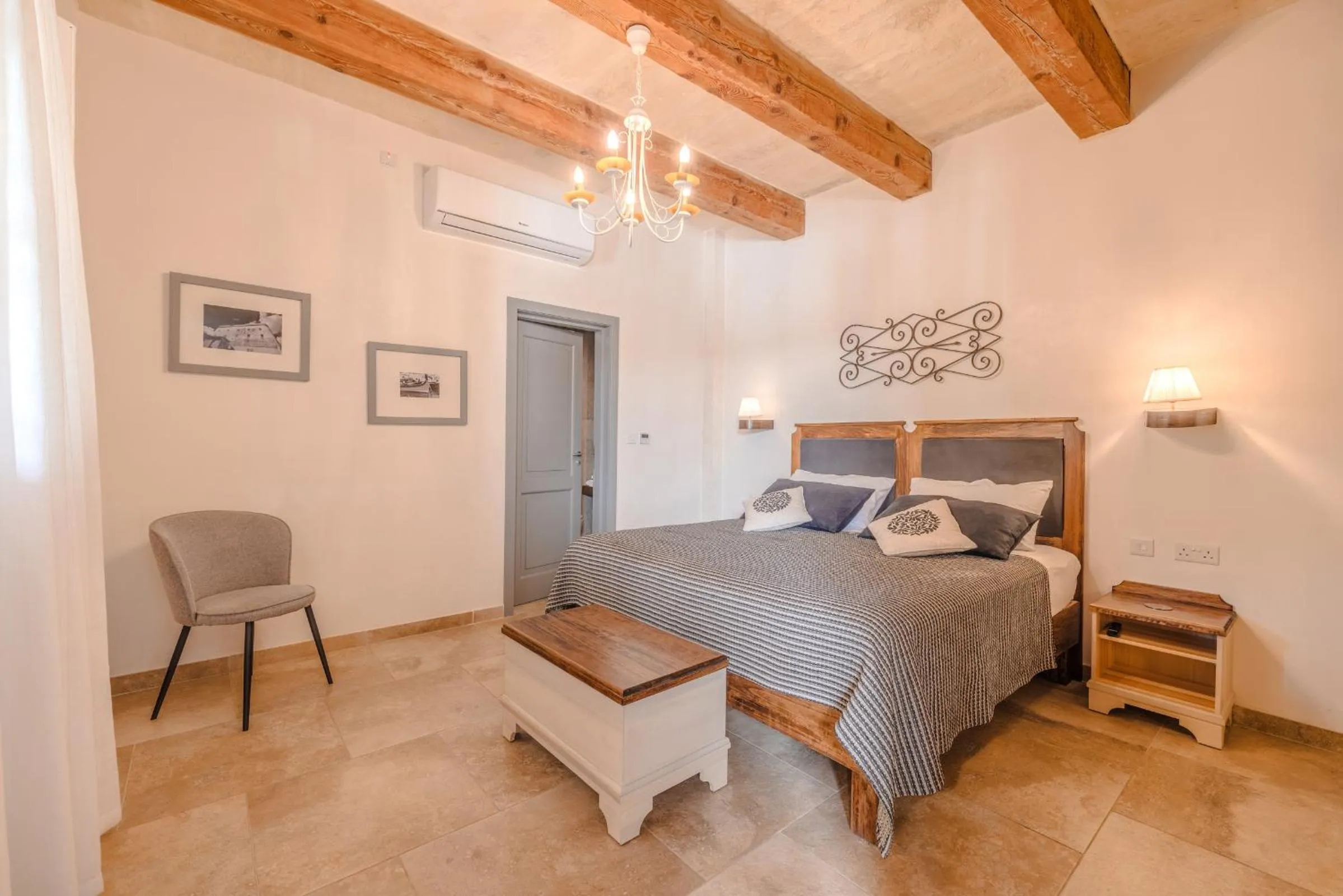 Photo of the whole room in Mulberries