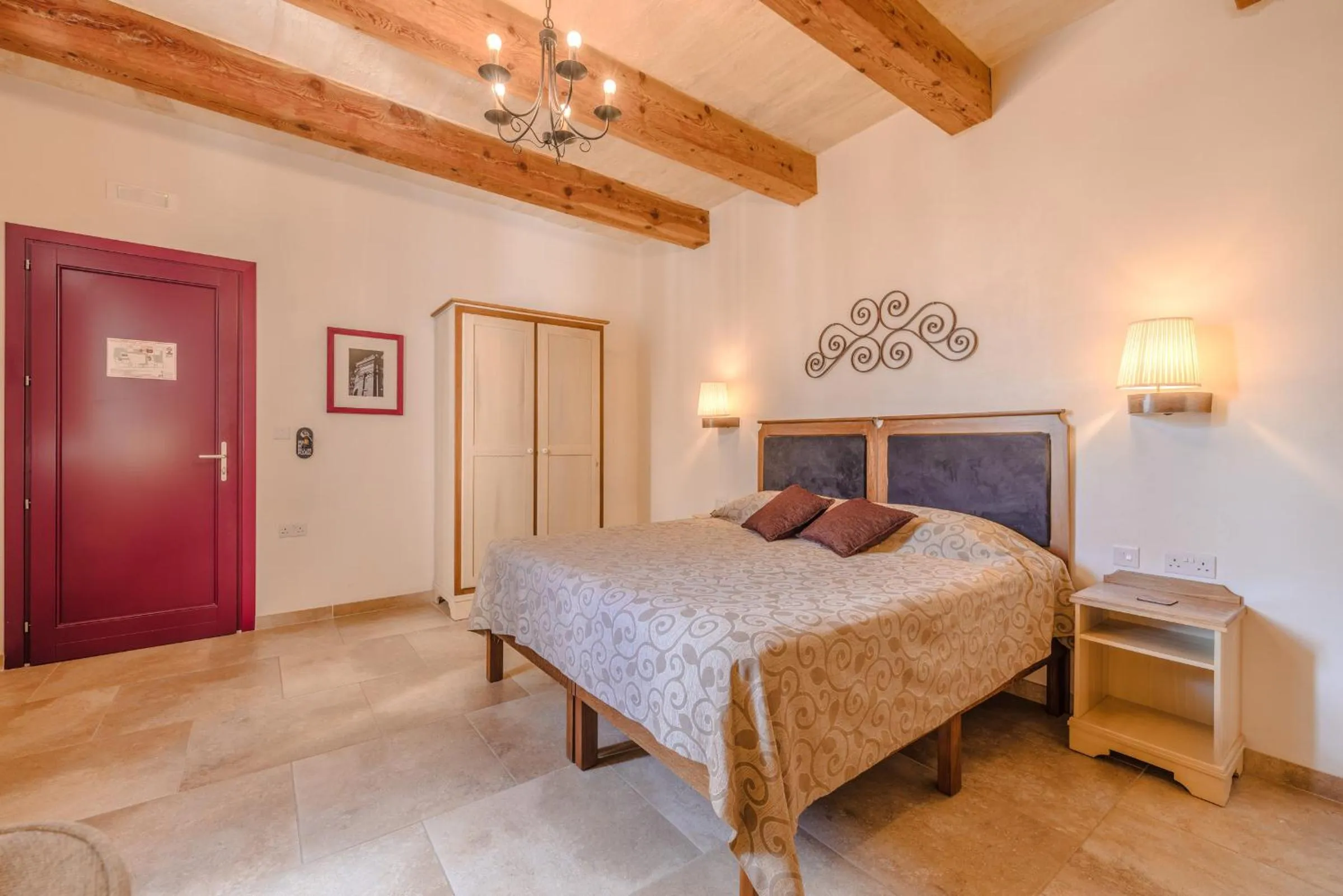 Photo of the whole room in Mulberries