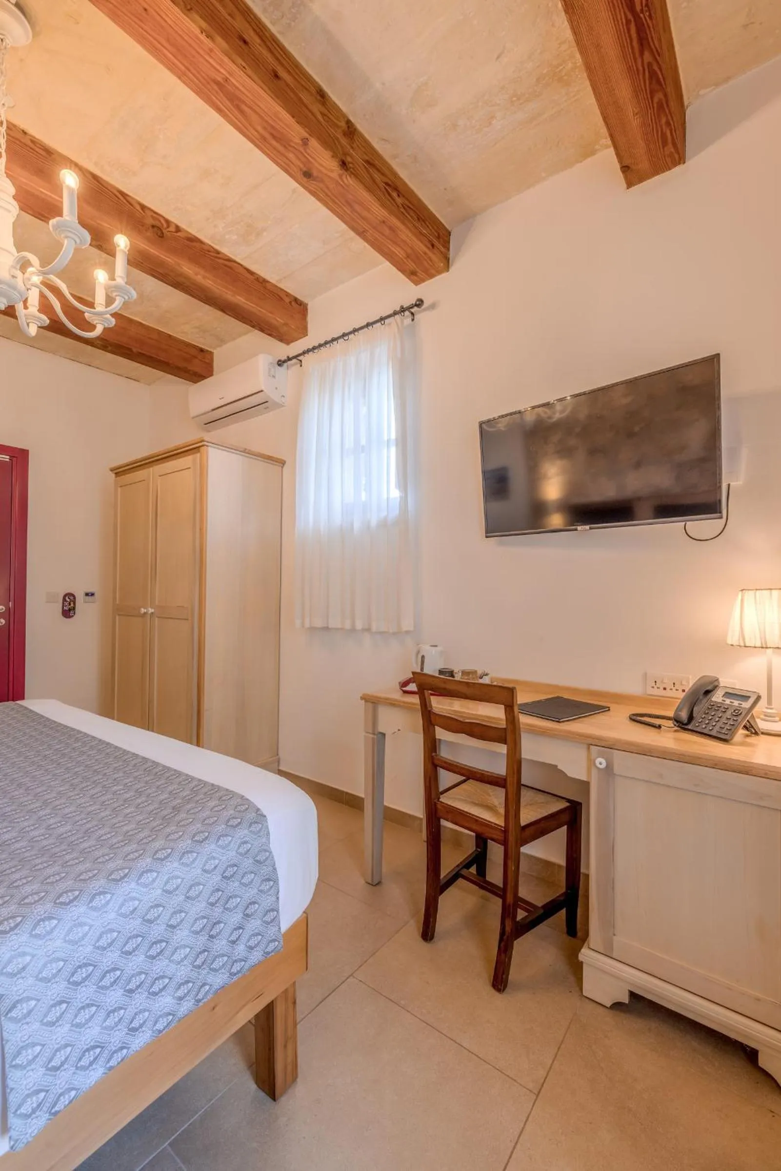 Photo of the whole room in Mulberries