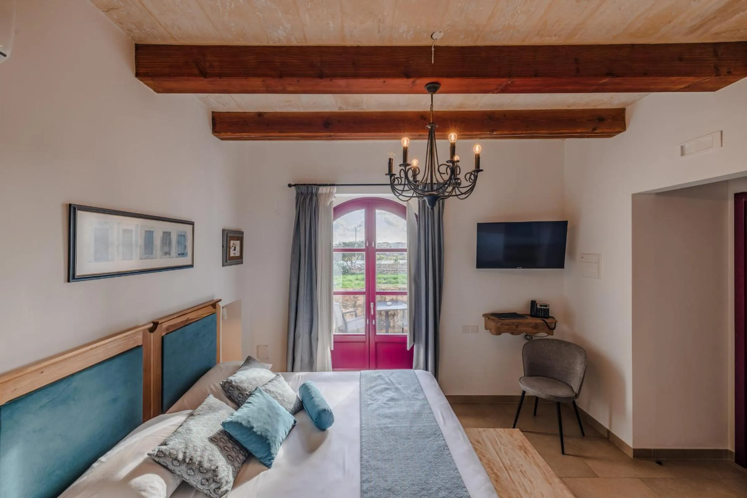 Photo of the whole room in Mulberries