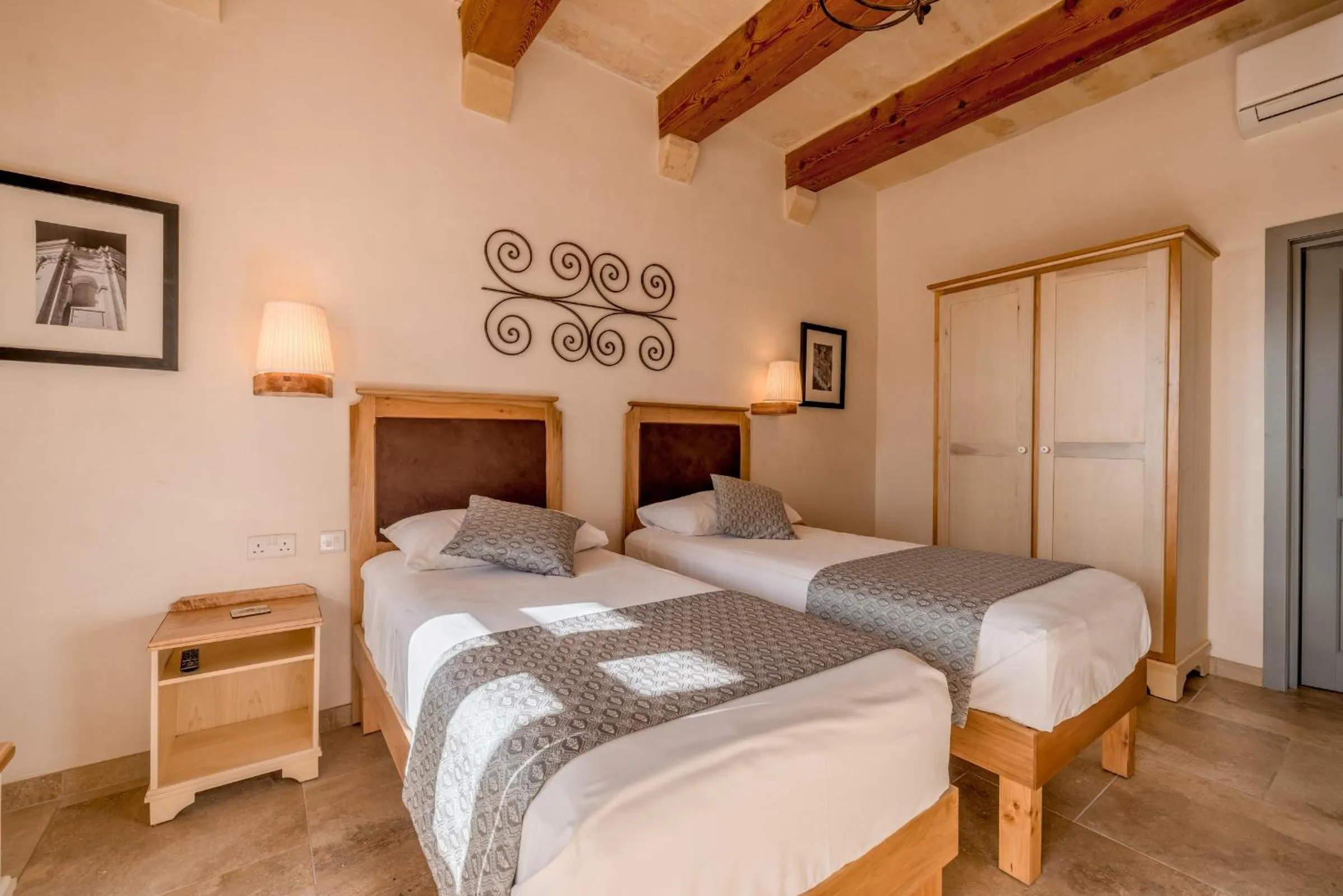 Photo of the whole room in Mulberries