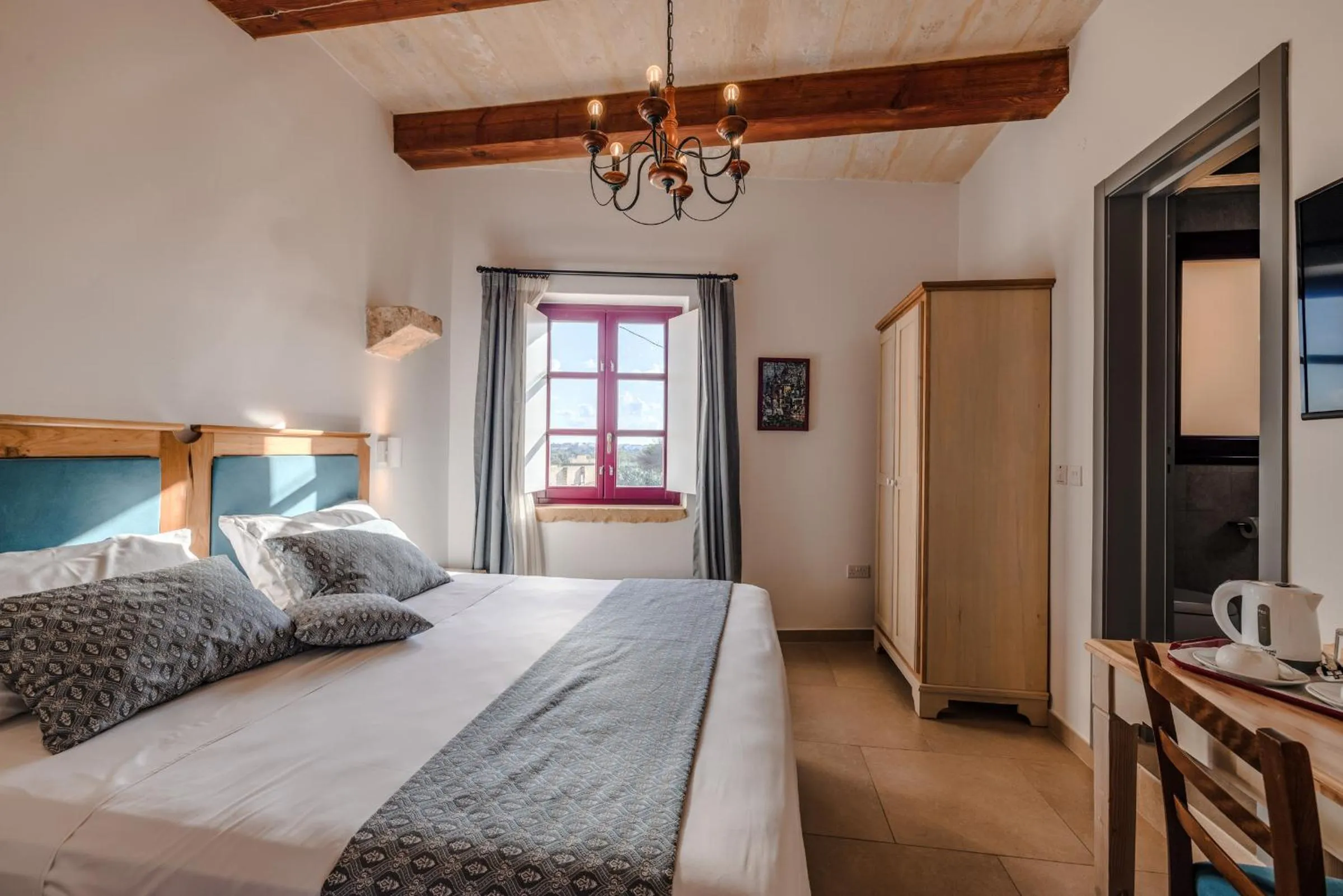 Photo of the whole room in Mulberries