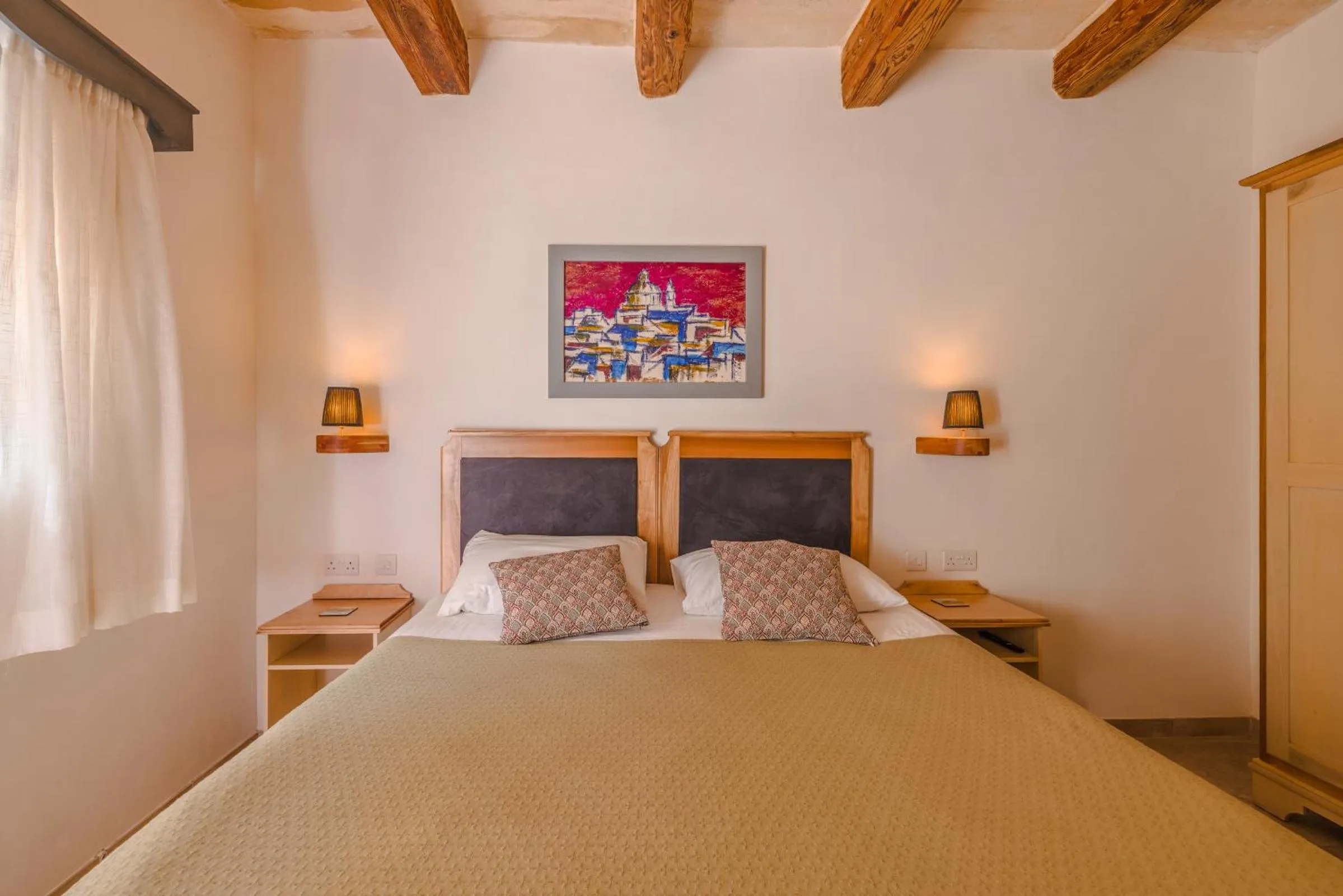 Photo of the whole room in Mulberries