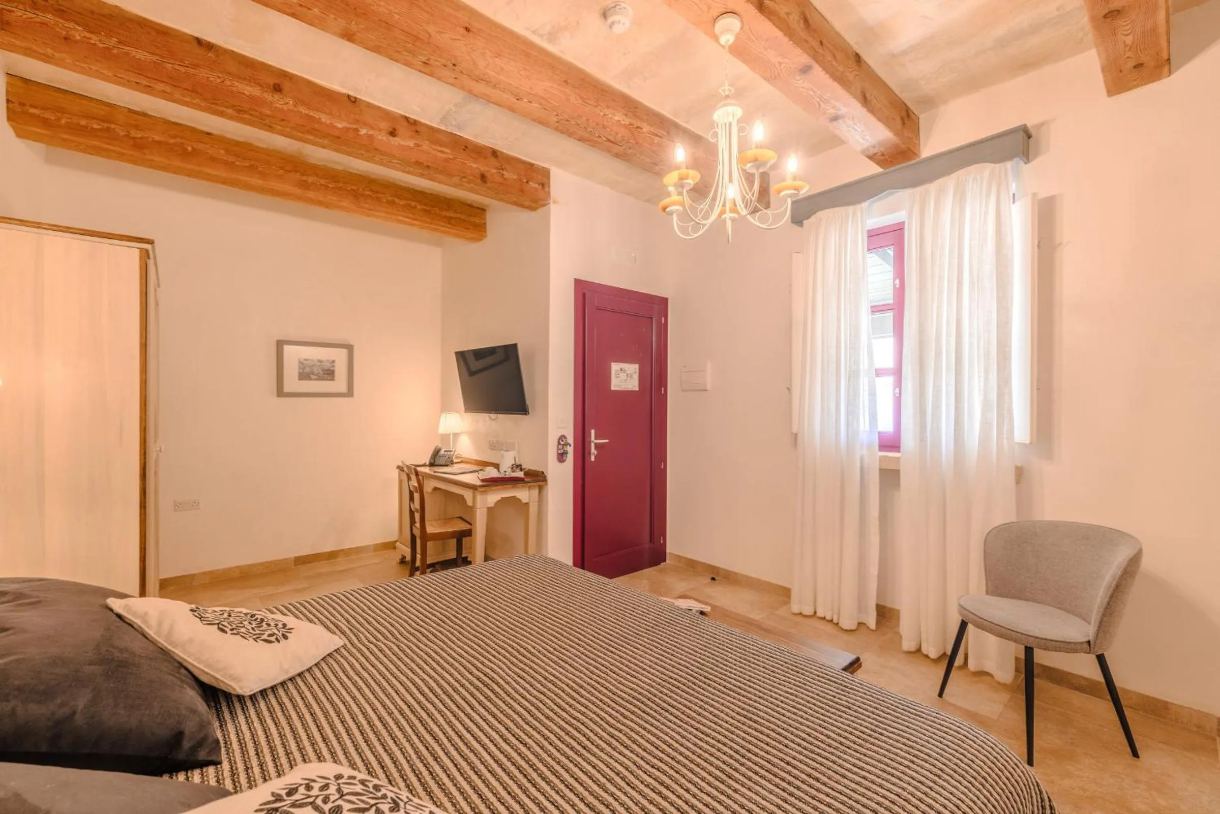 Photo of the whole room in Mulberries