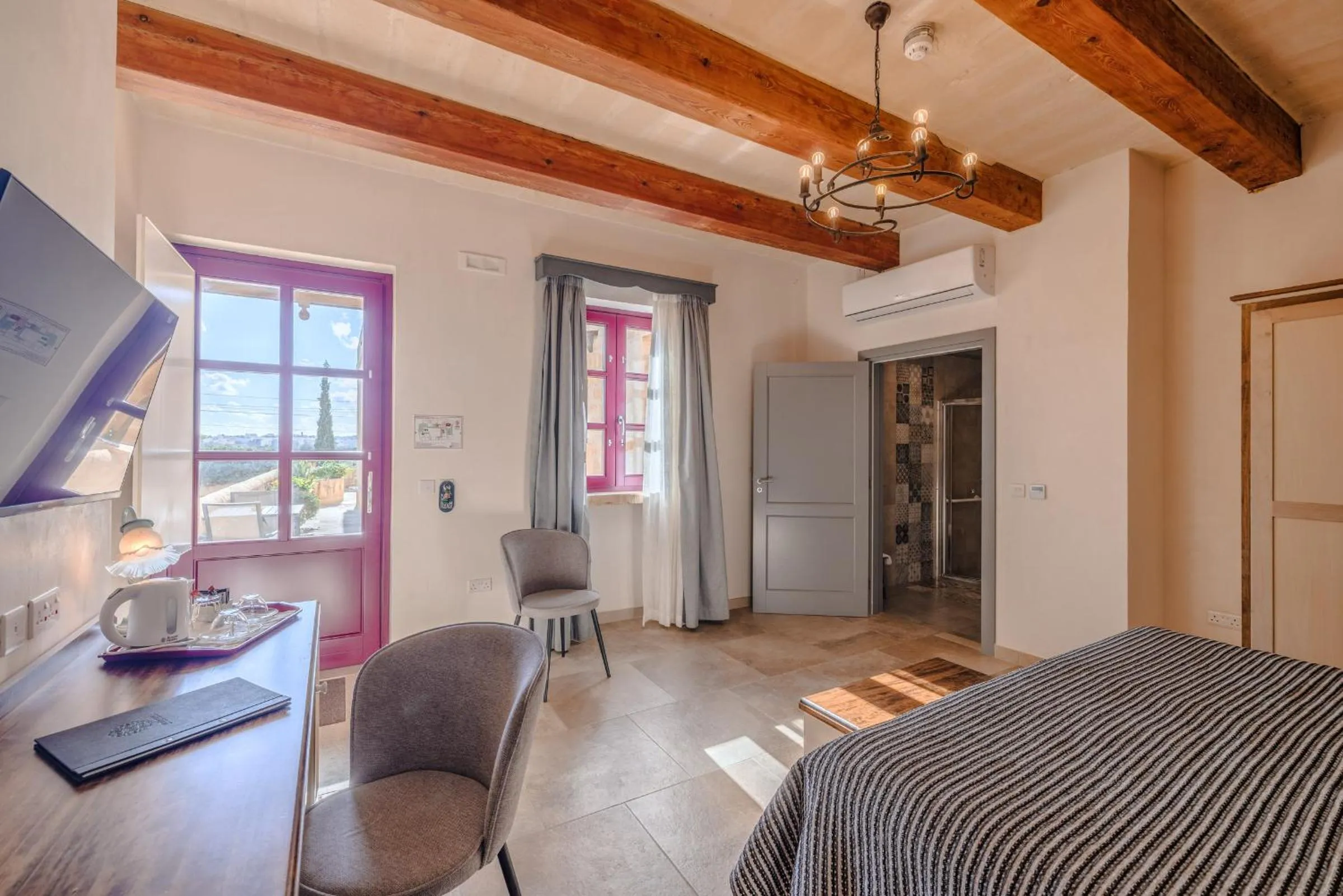 Photo of the whole room in Mulberries