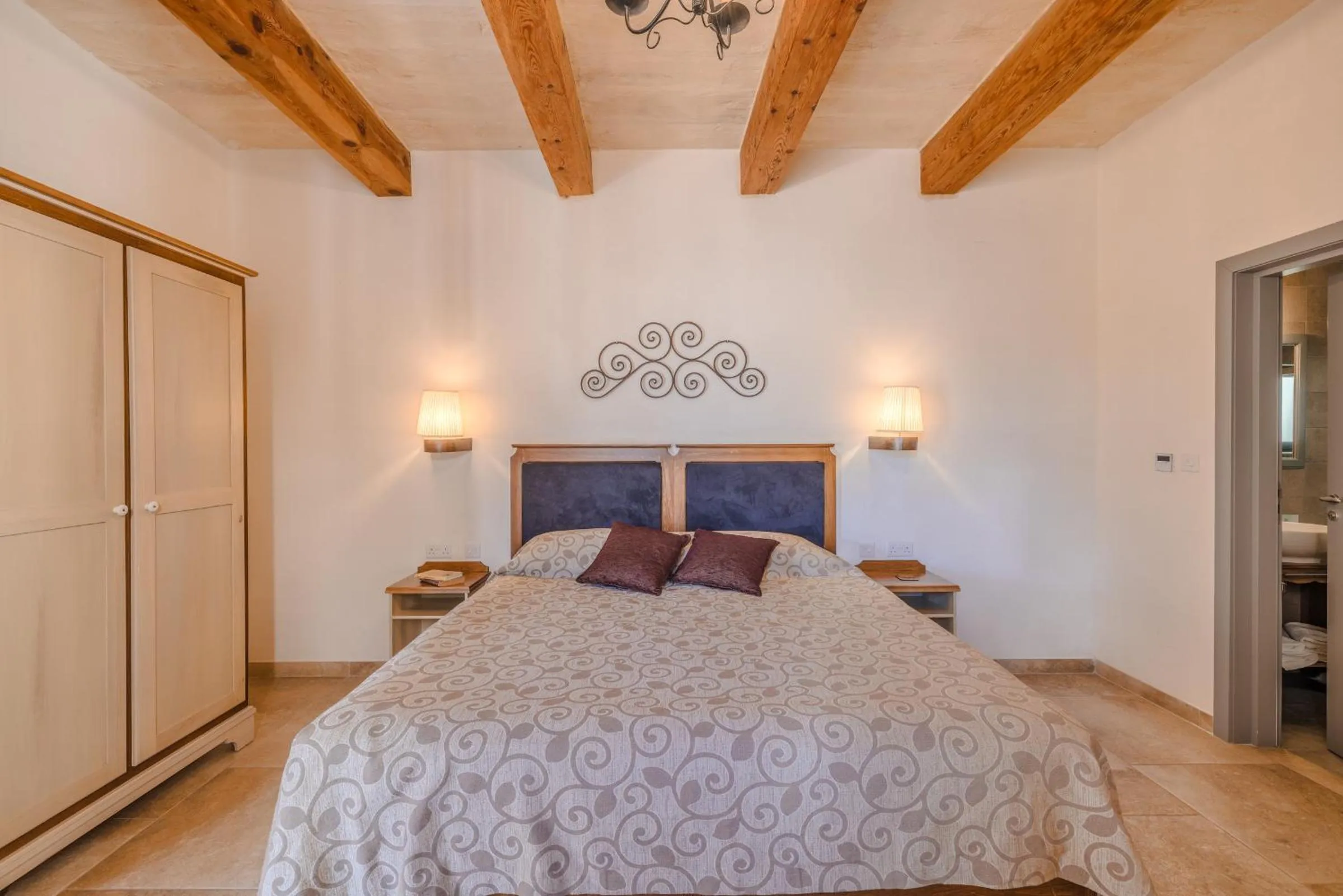 Photo of the whole room in Mulberries