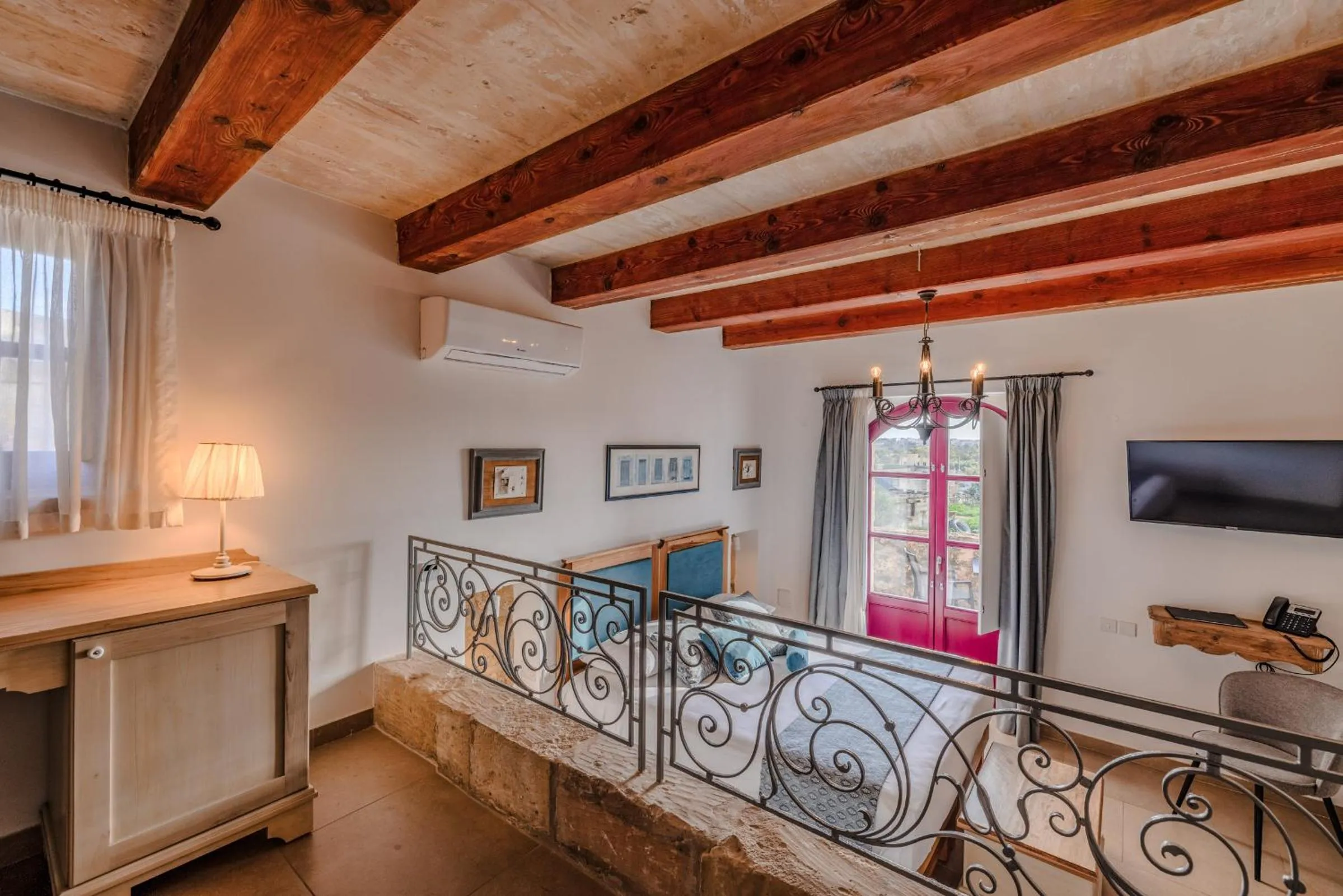 Photo of the whole room in Mulberries