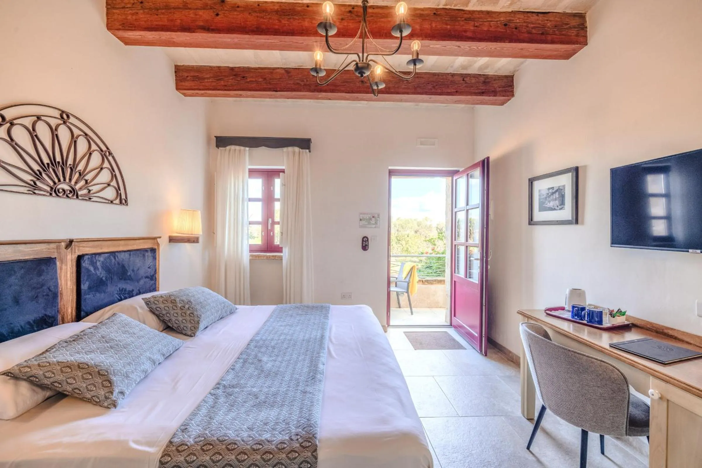 Photo of the whole room in Mulberries