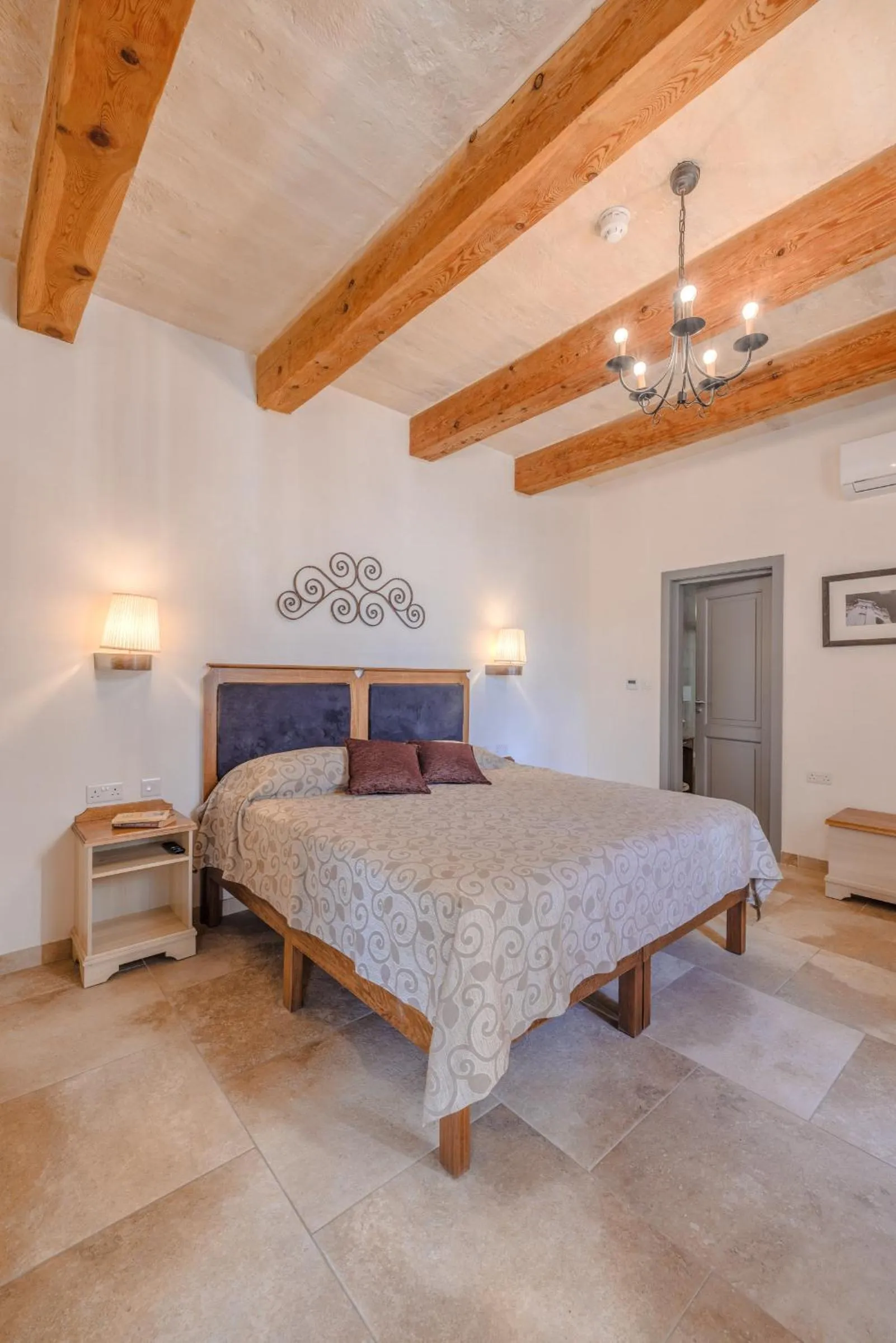 Photo of the whole room in Mulberries