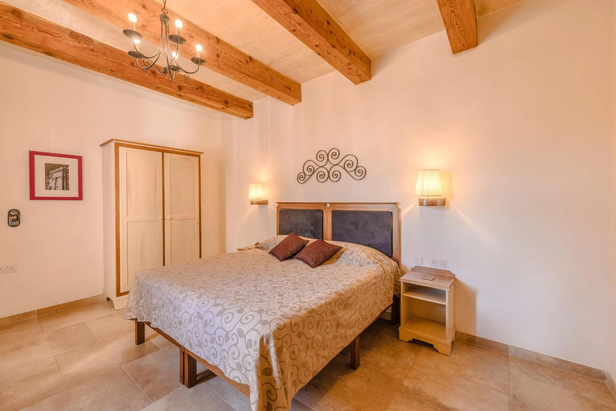 Photo of the whole room in Mulberries