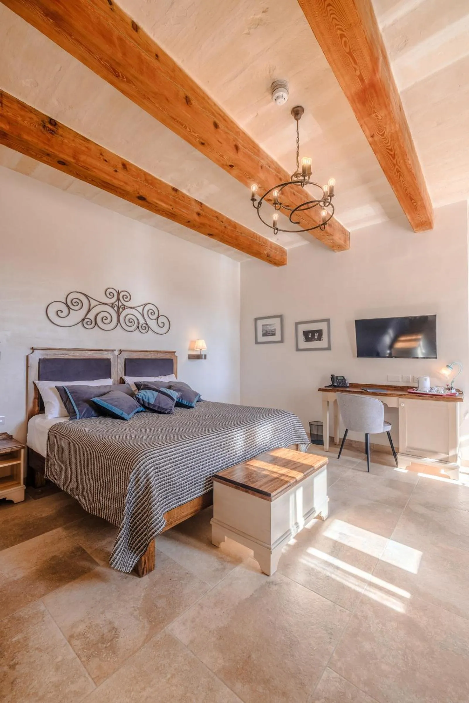 Photo of the whole room in Mulberries