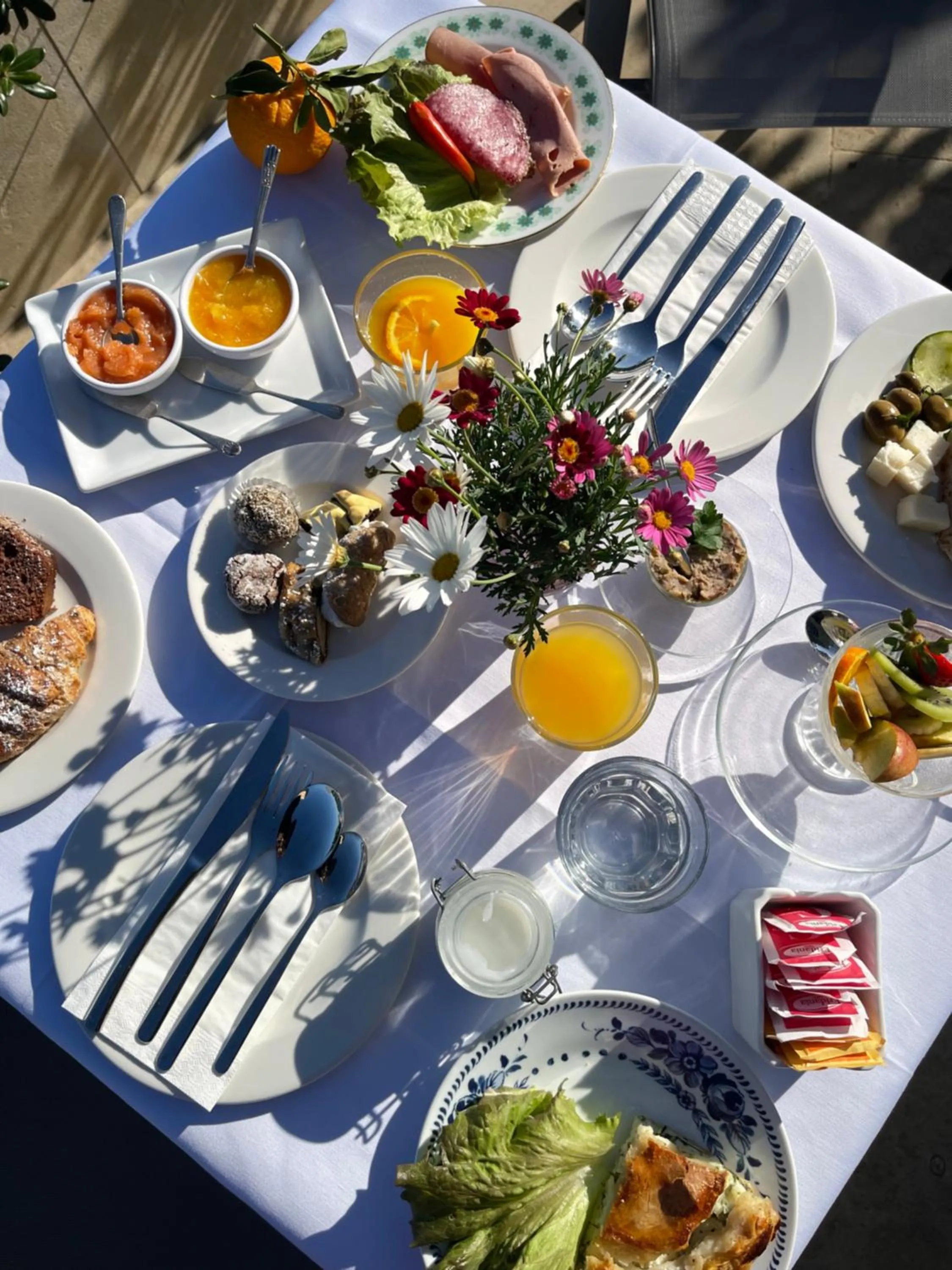Breakfast in Mulberries