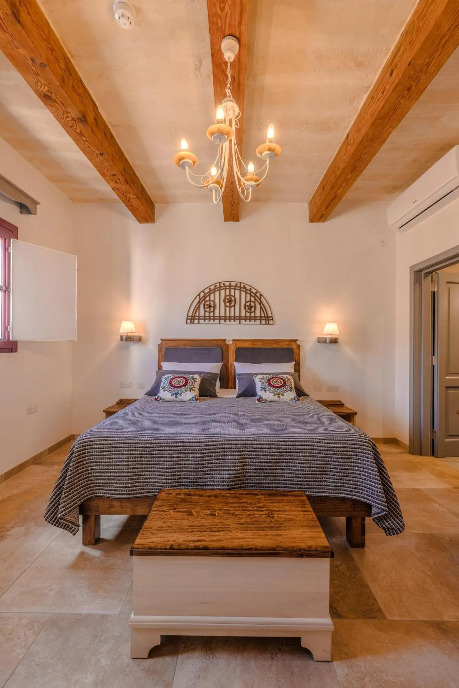 Photo of the whole room in Mulberries