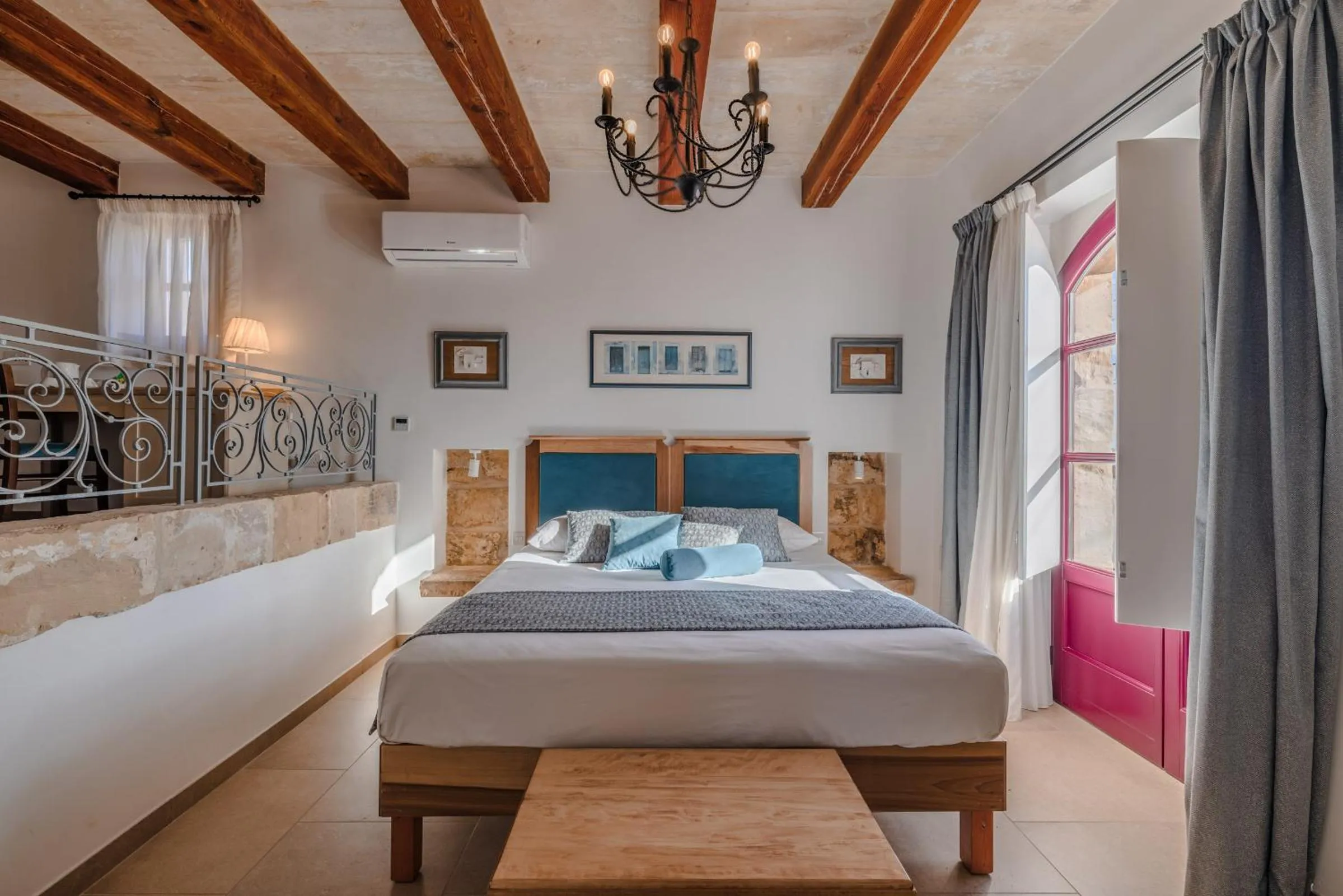 Photo of the whole room in Mulberries