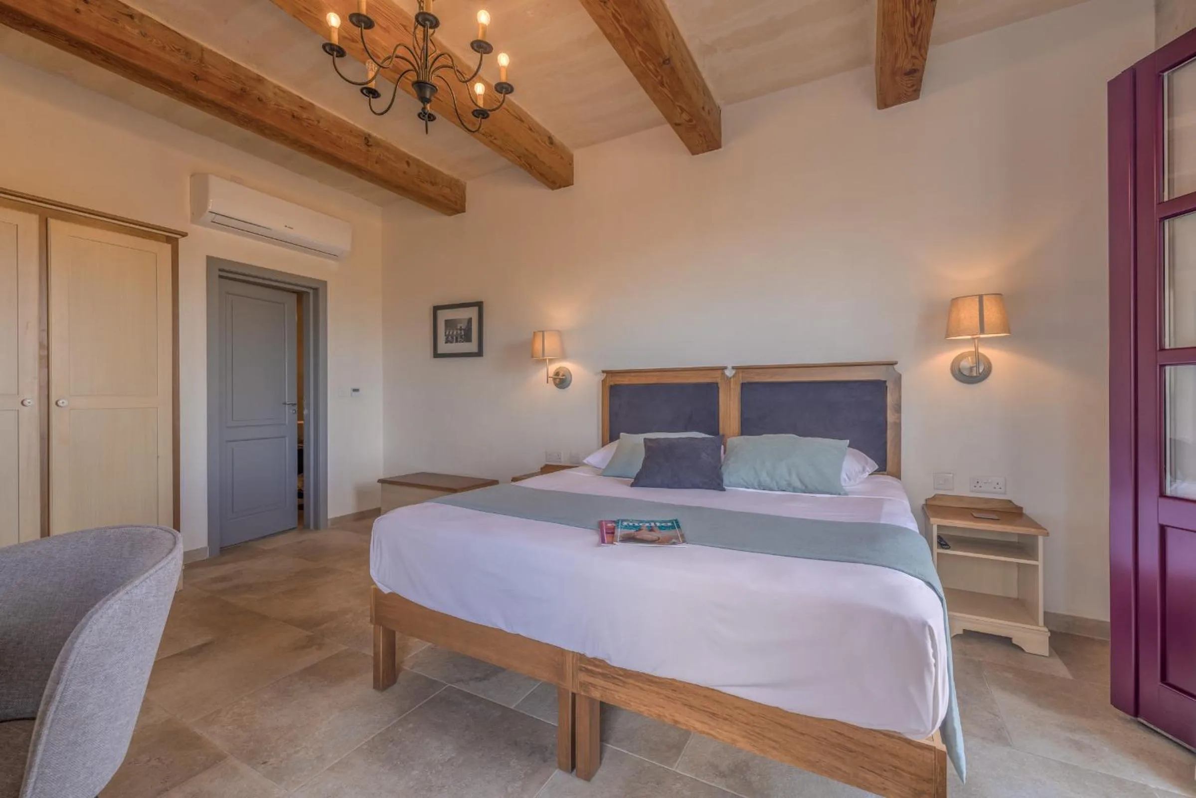 Photo of the whole room in Mulberries