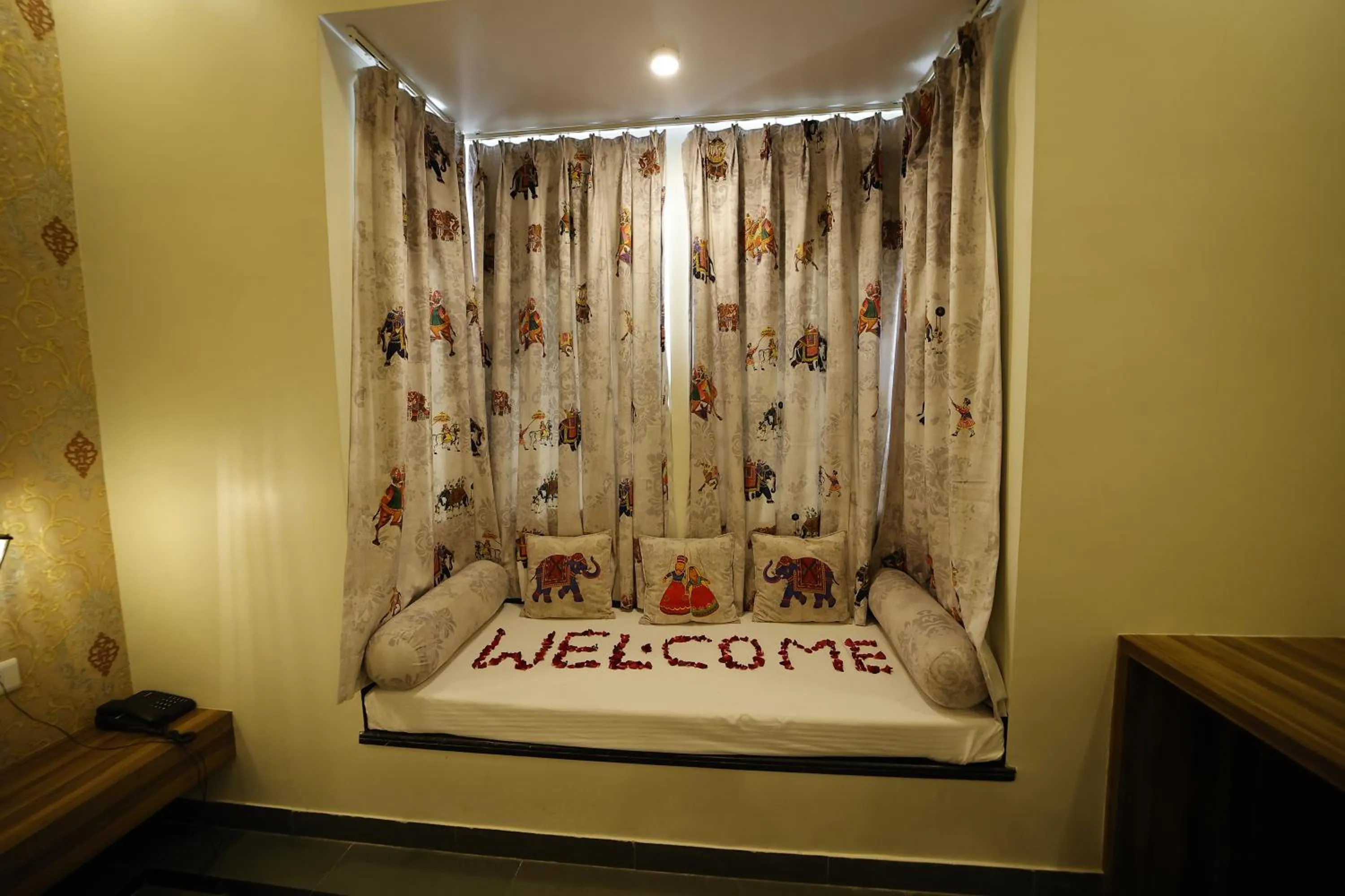 Seating area, Bed in The Kumbha Mahal Resort