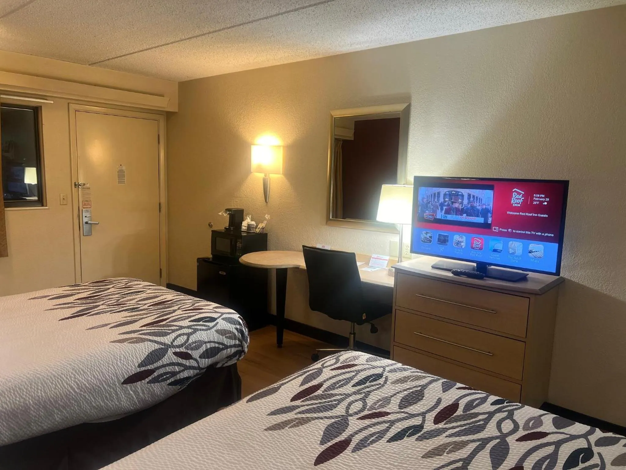 Photo of the whole room, Bed in Red Roof Inn Buffalo - Niagara Airport