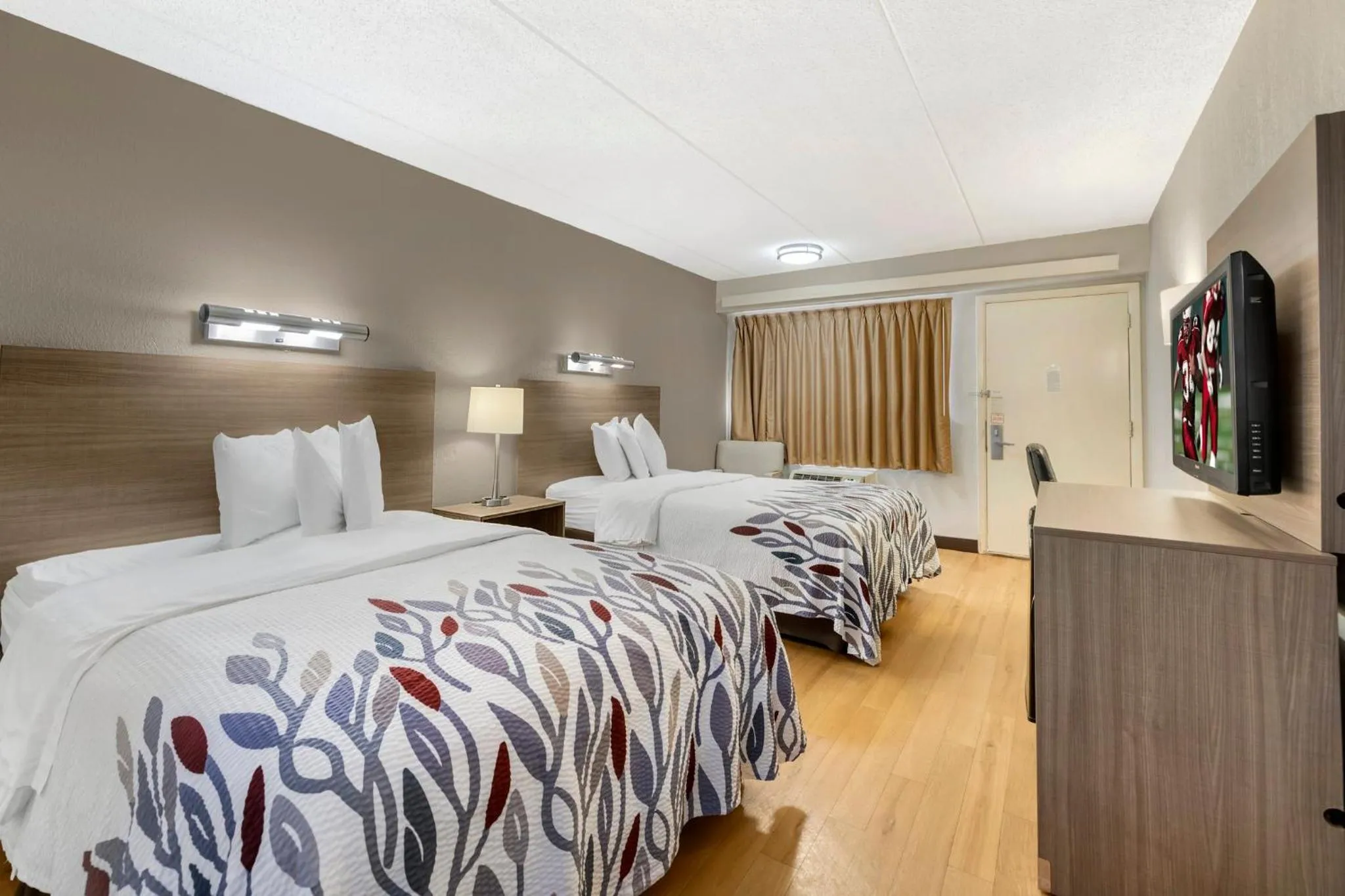 Photo of the whole room, Bed in Red Roof Inn Buffalo - Niagara Airport