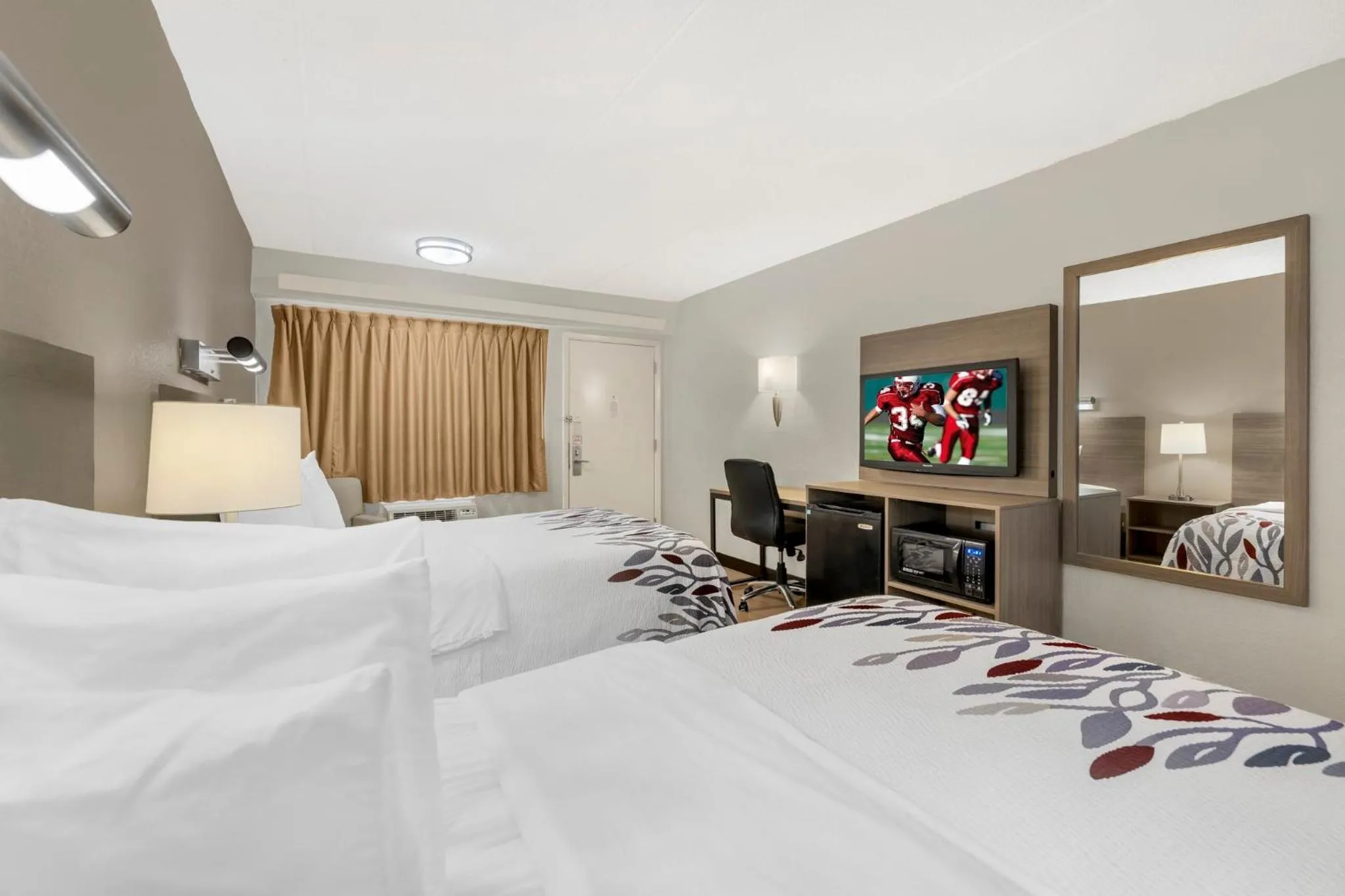 Photo of the whole room, Bed in Red Roof Inn Buffalo - Niagara Airport