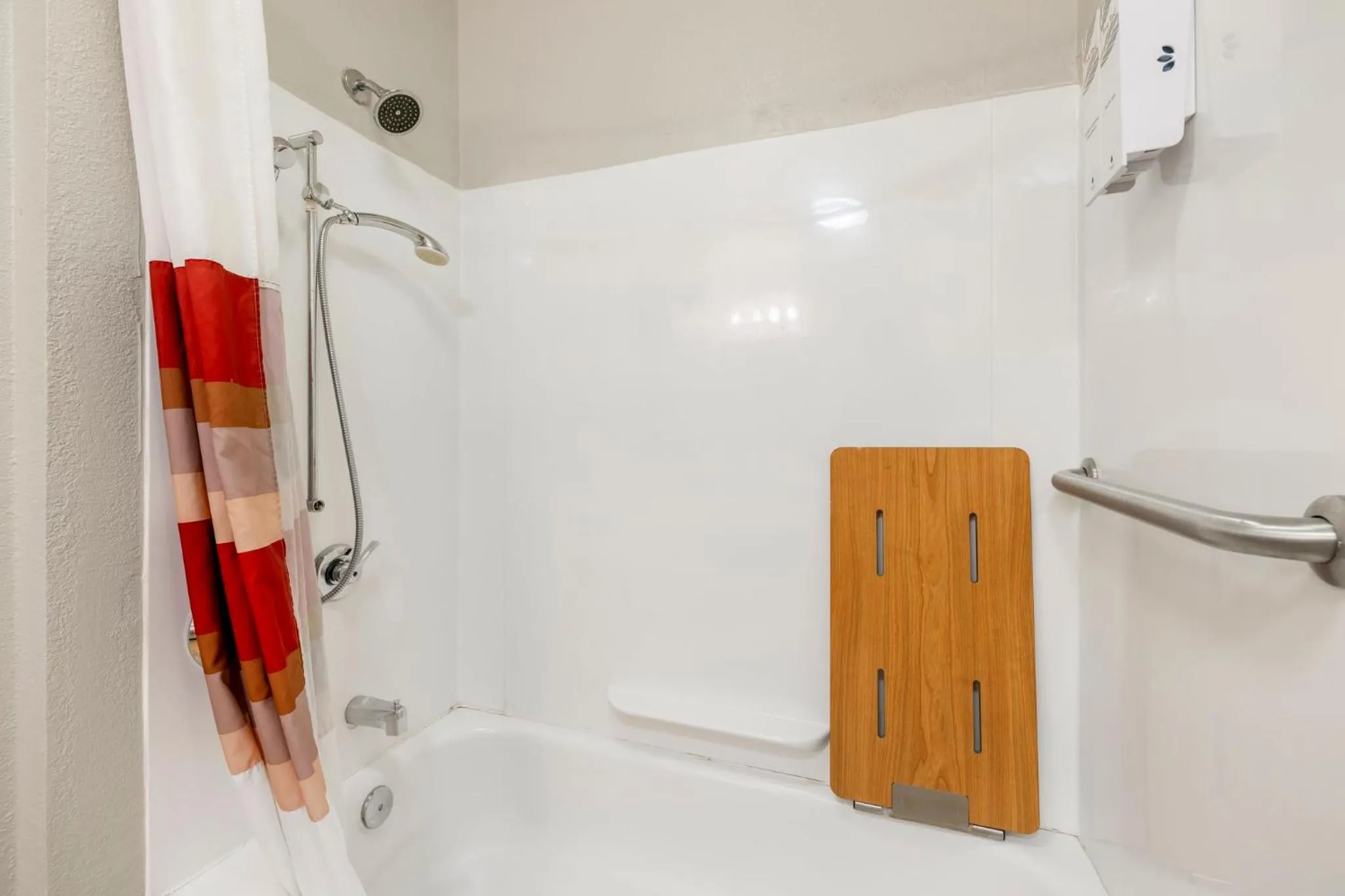 Bathroom in Red Roof Inn Buffalo - Niagara Airport