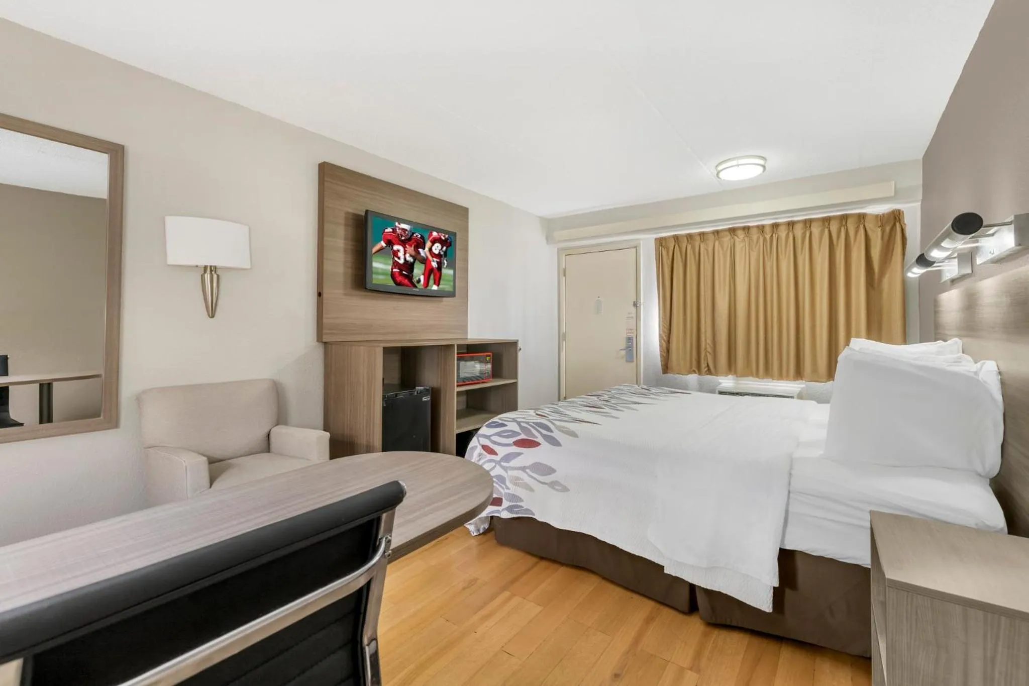 Photo of the whole room, Bed in Red Roof Inn Buffalo - Niagara Airport